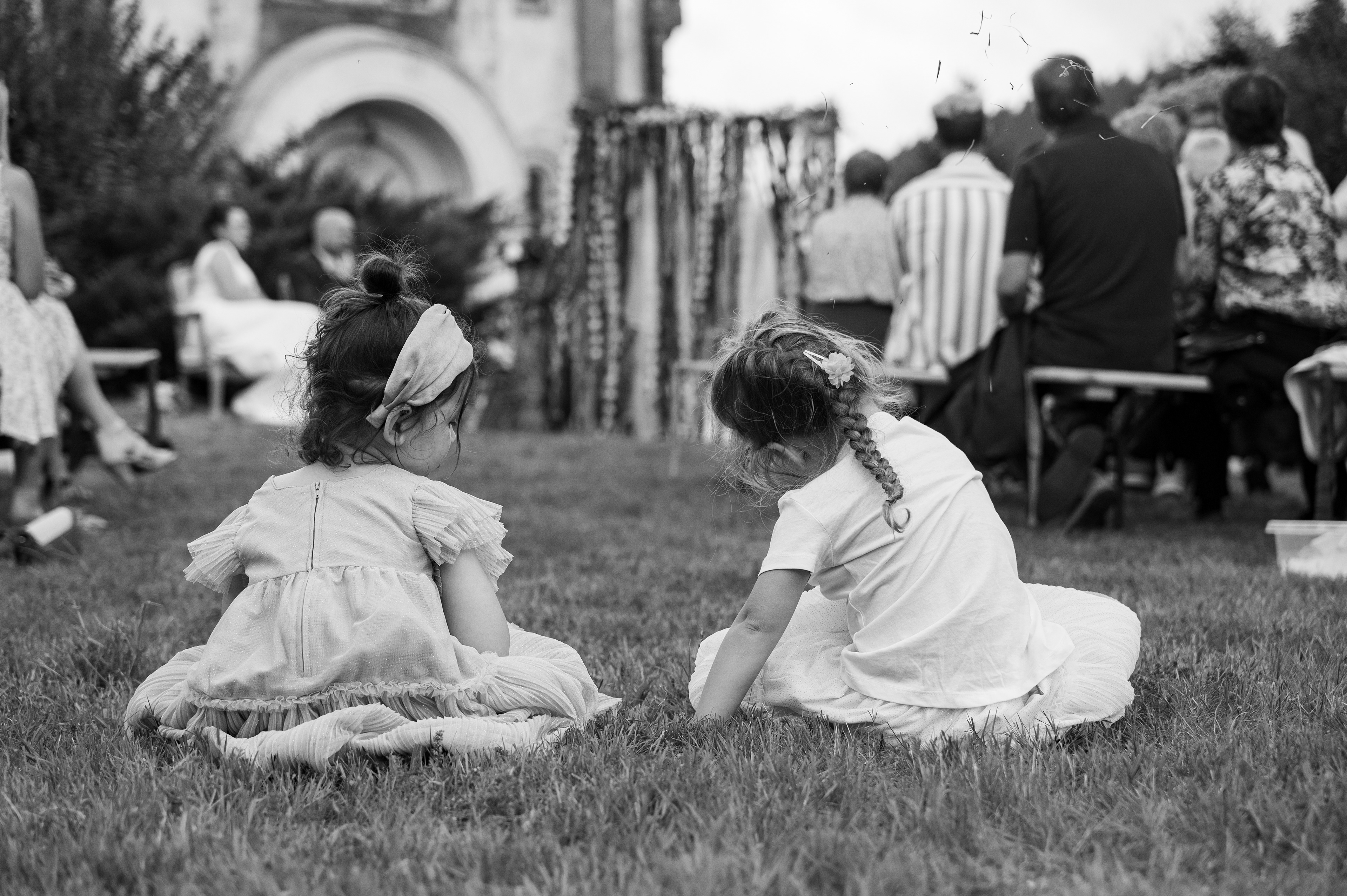 La cérémonie s'allonge alors les enfants s'amusent