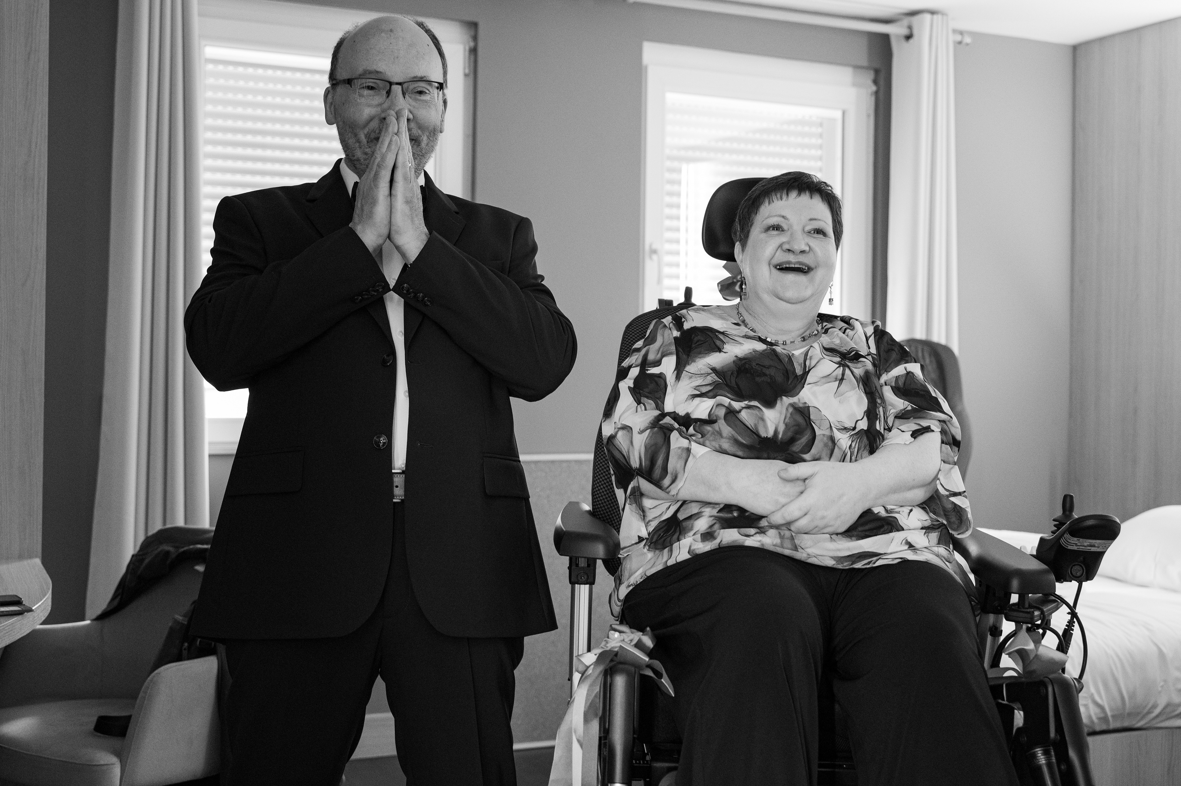 Les parents du marié découvrent les mariés dans leur tenue