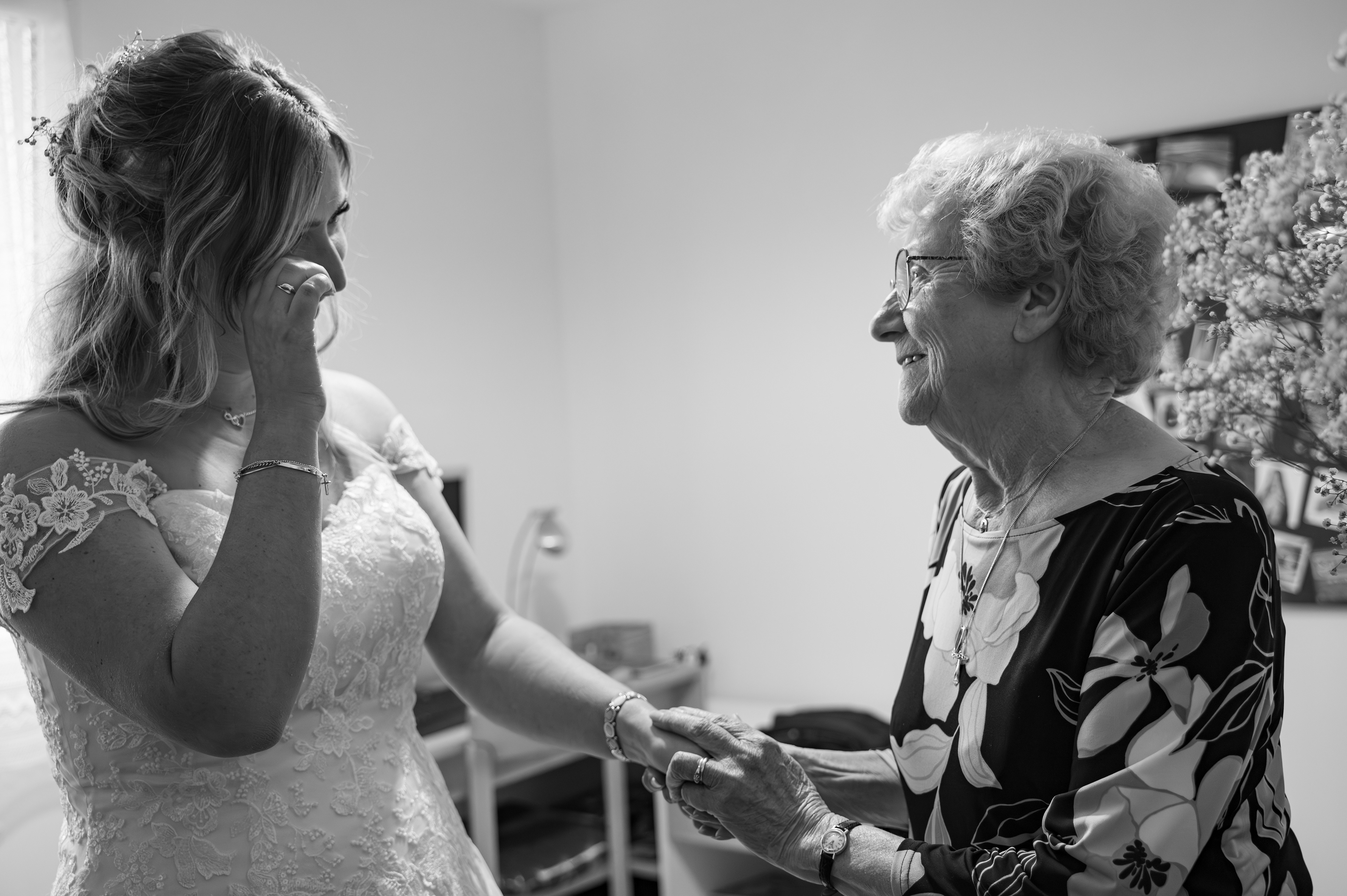 Gros moment d'émotion pour cette mariée lorsque sa mamie la découvre