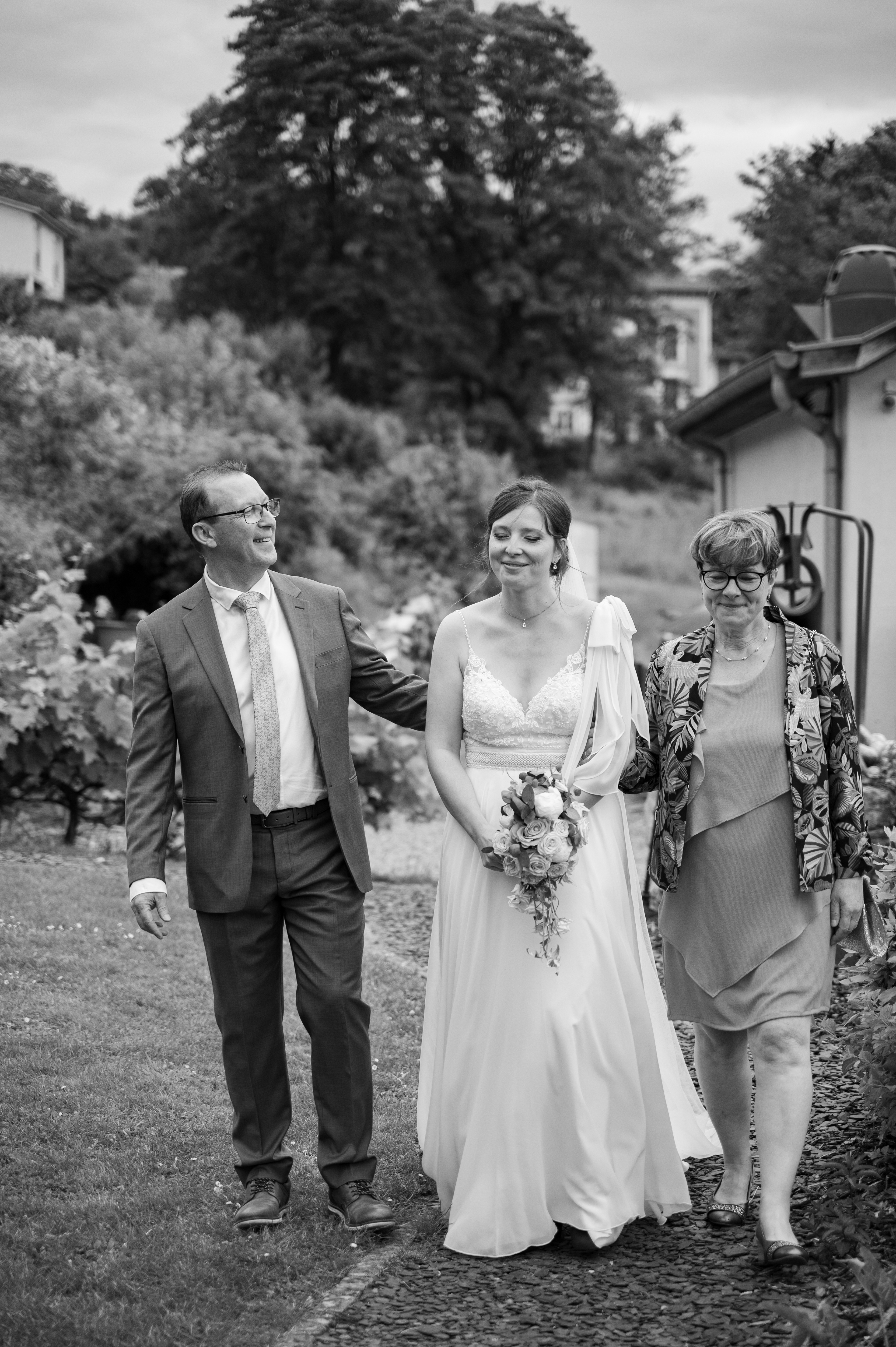 Arrivée de la mariée au bras des ses parents