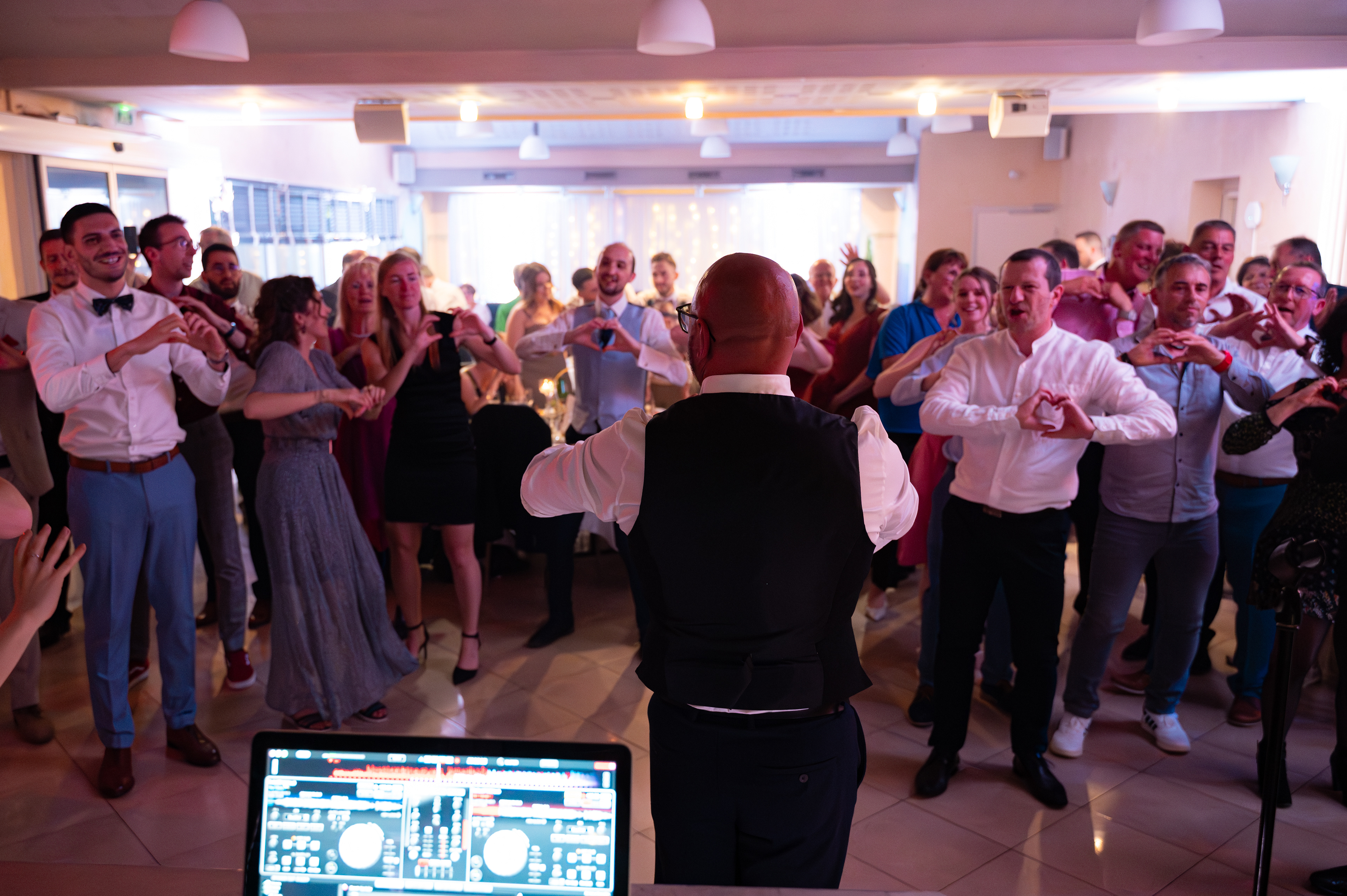 Le DJ anime la soirée et invite tout le monde à participer