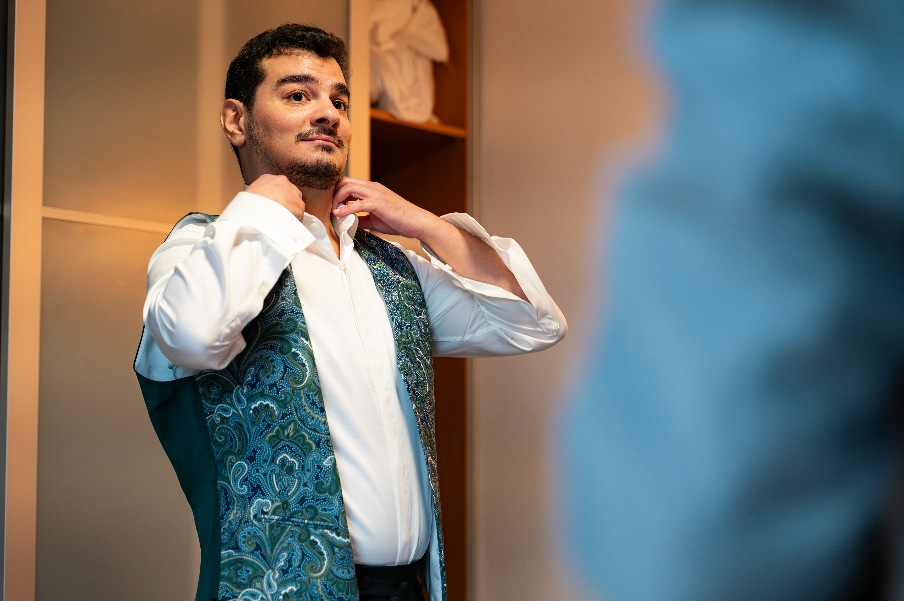 Le marié s'habille plein d'assurance