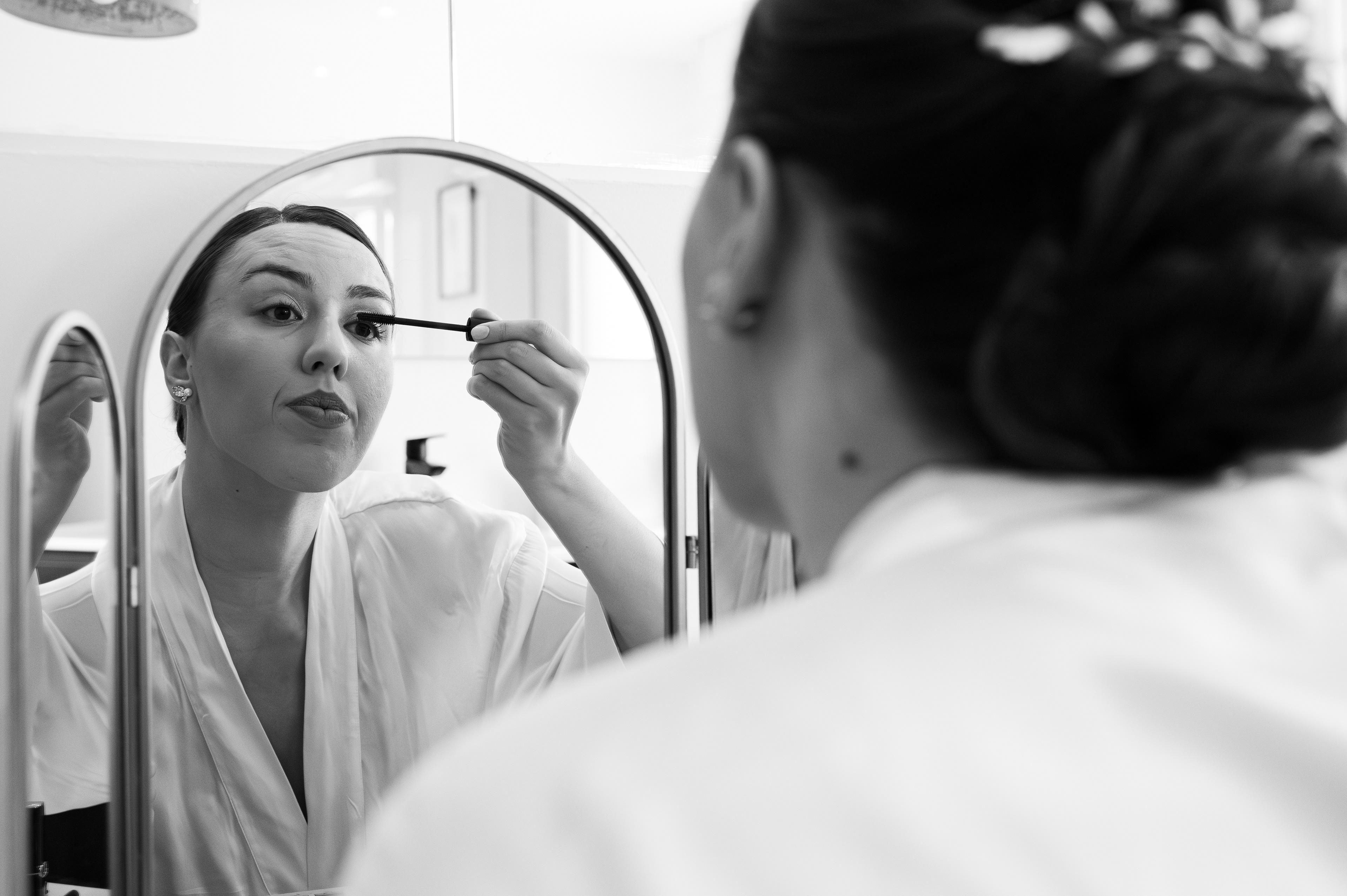 Dernière retouche maquillage de la mariée