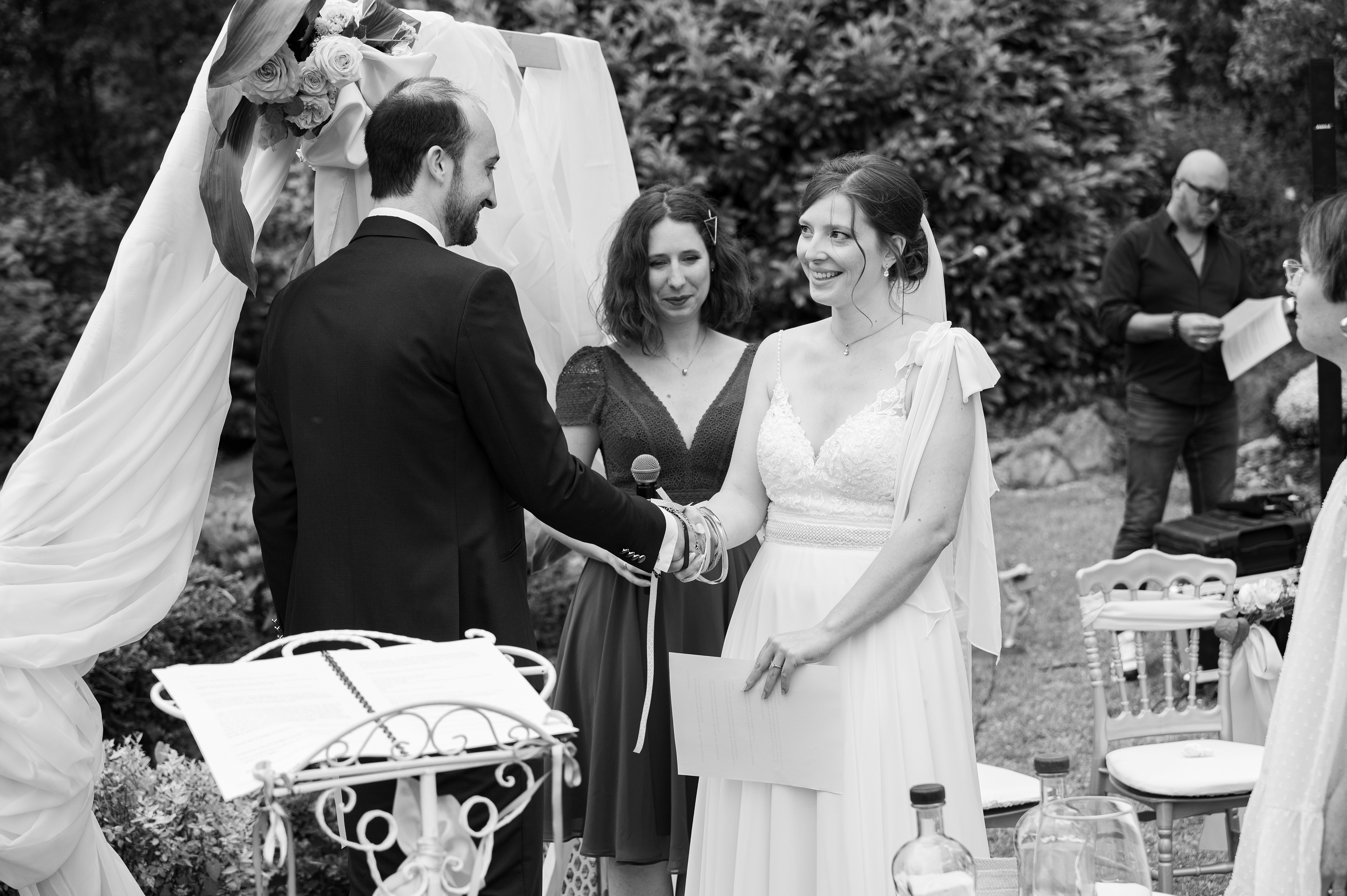 Les mains liées et le regard amoureux