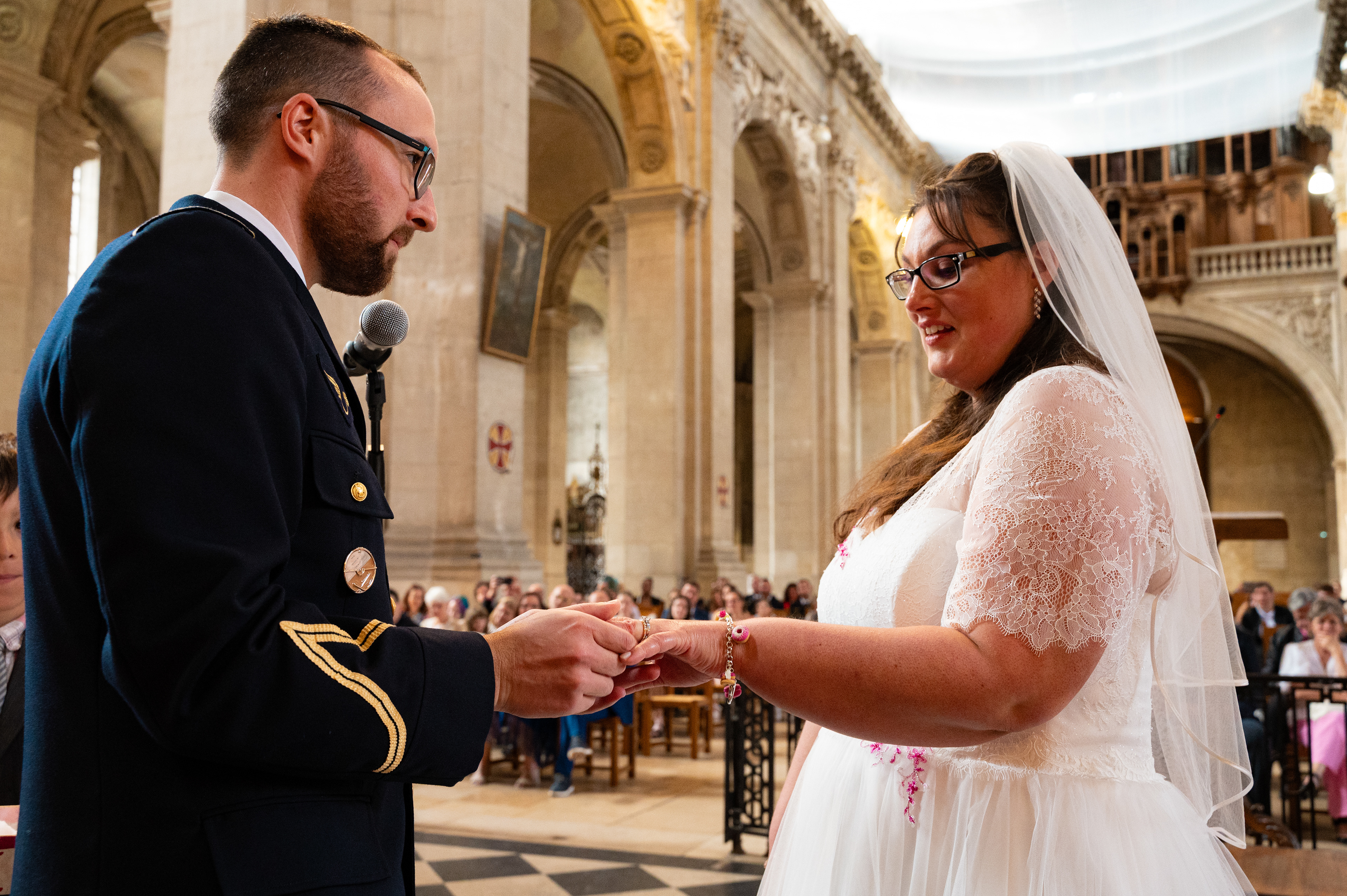 les mariés échangent avec émotion leurs alliances pendant la cérémonie religieuse à la cathédrale de Nancy