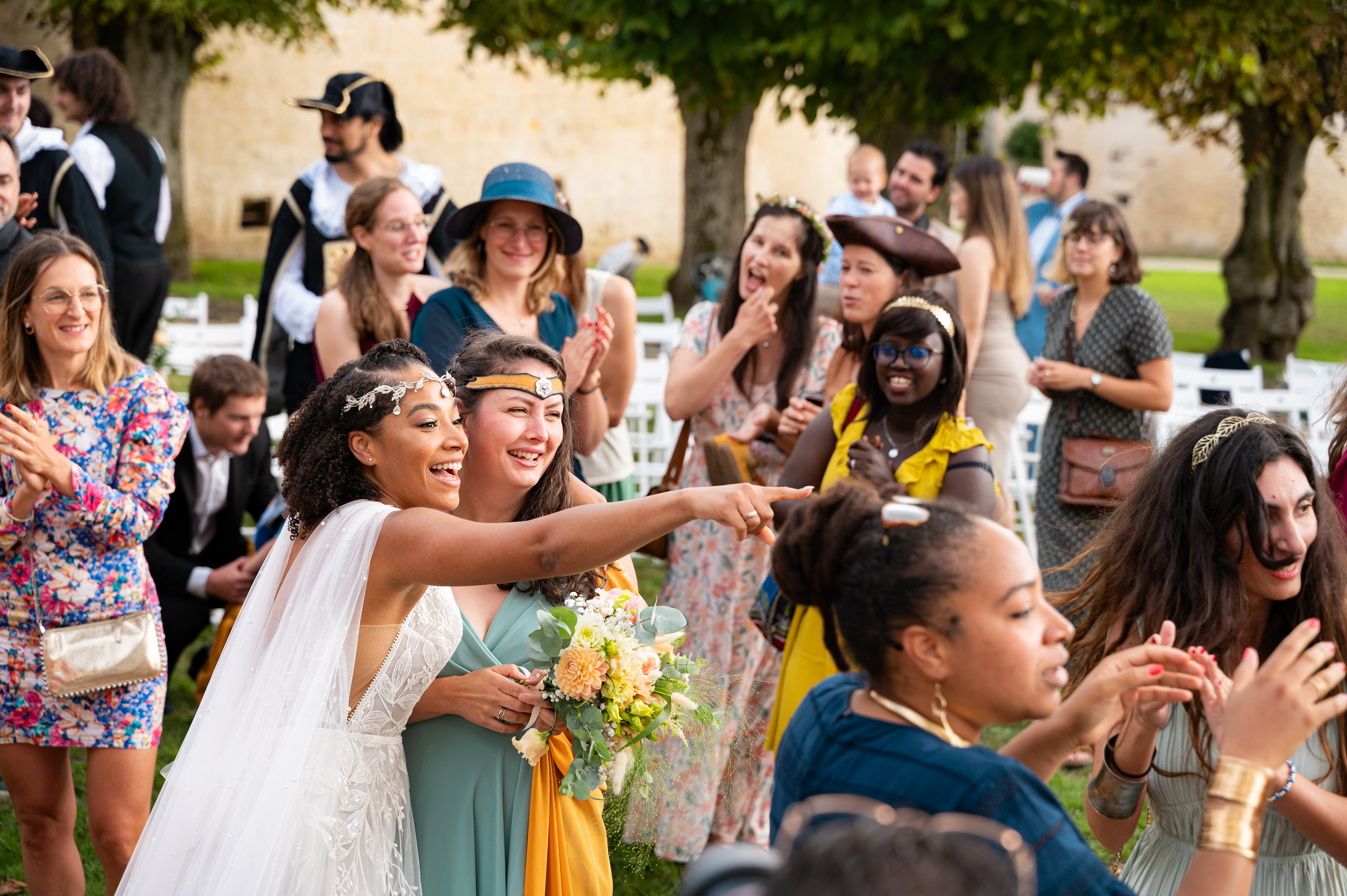 Moment spontané entre la mariée et son amie pendant le vin d'honneur