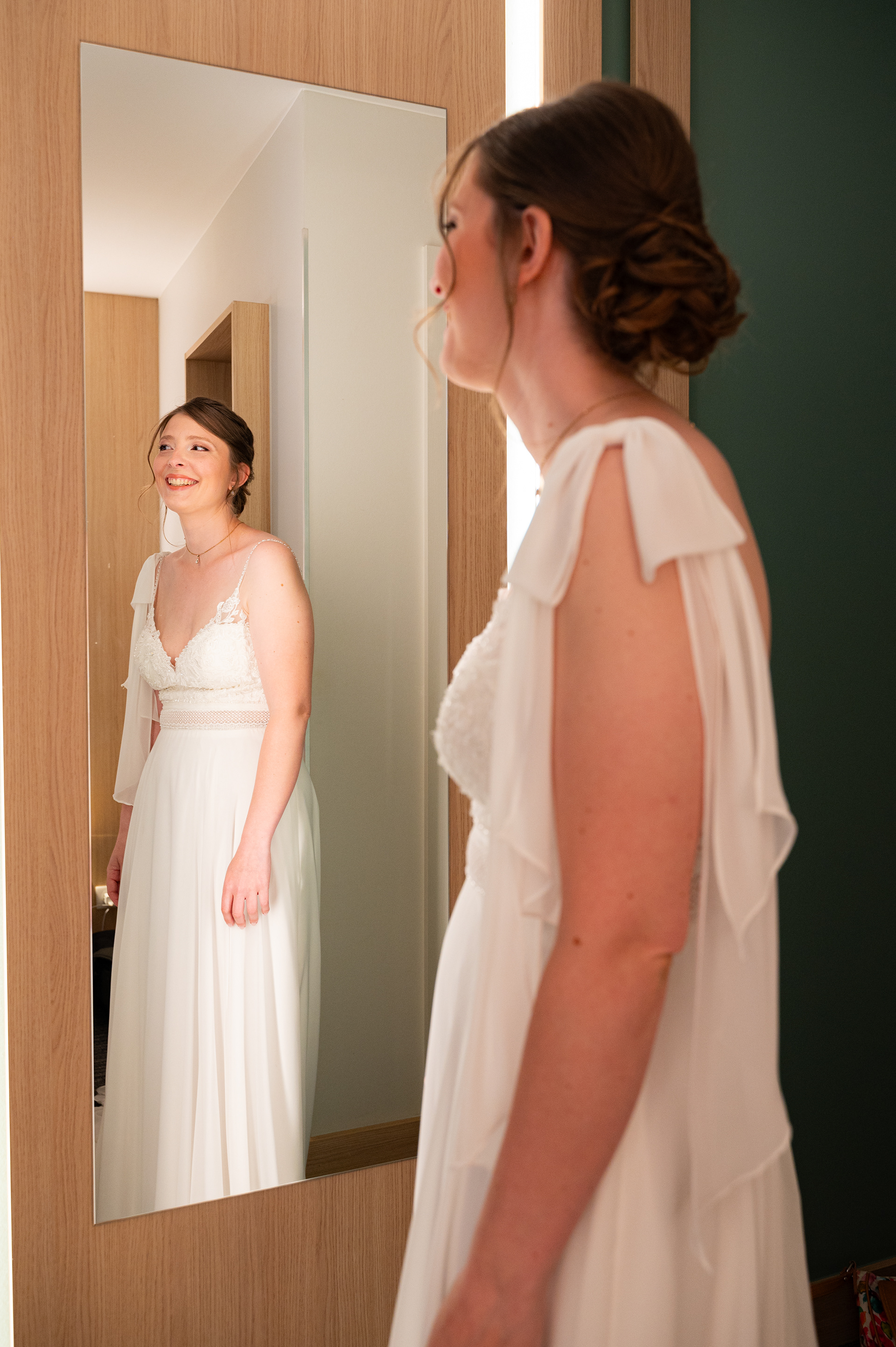 La mariée est prête et souriante