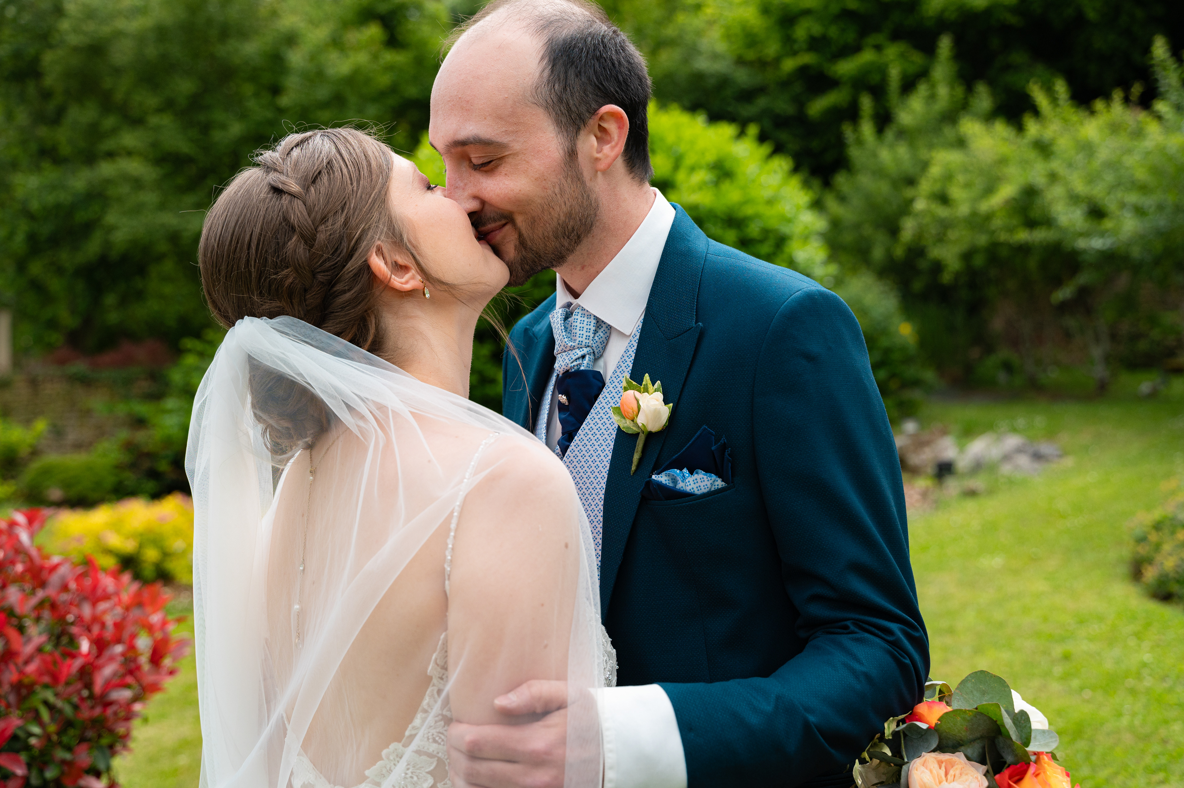 Premier baiser des mariés de la journée