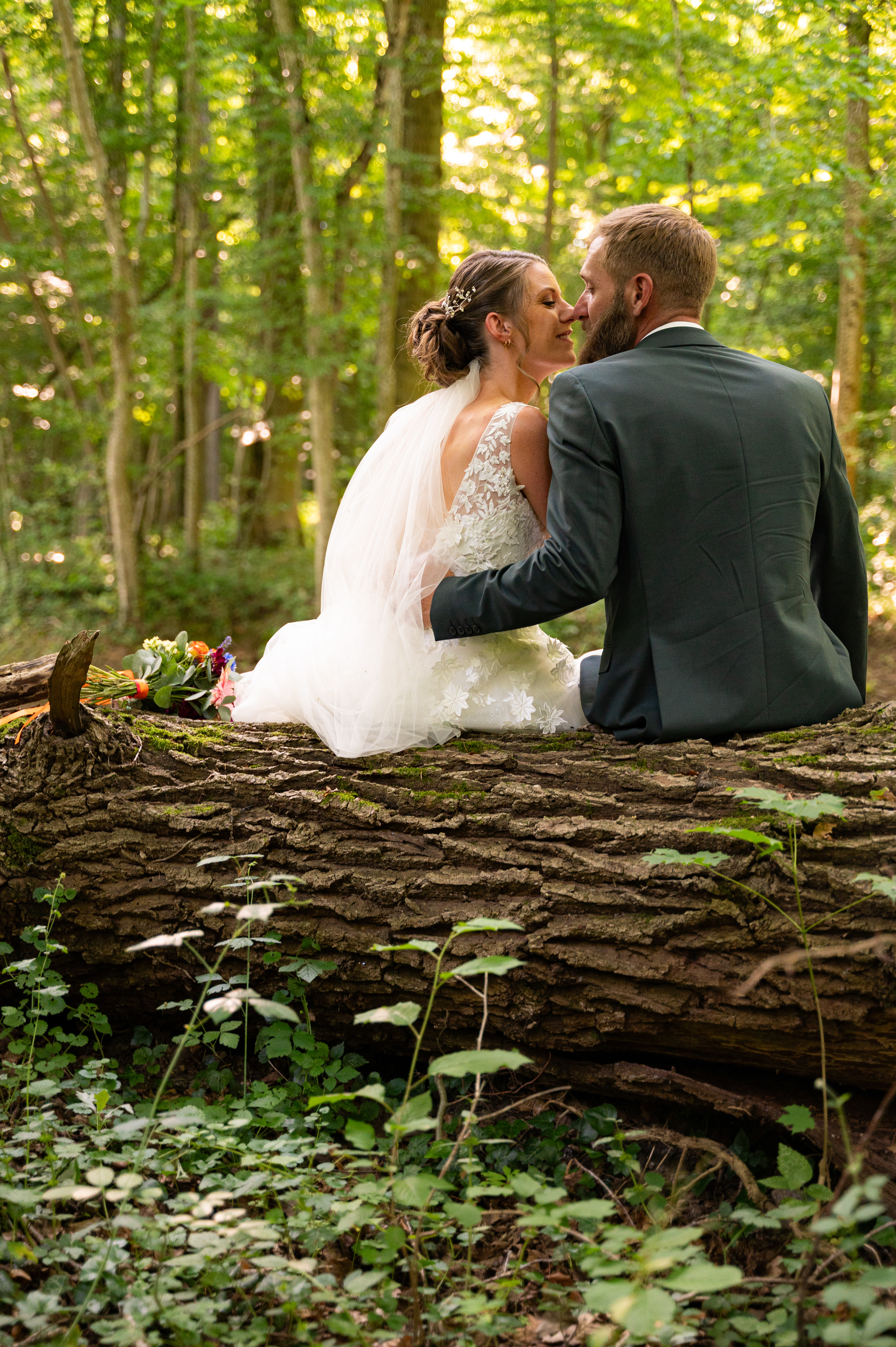 Petite pause en forêt pour les mariés
