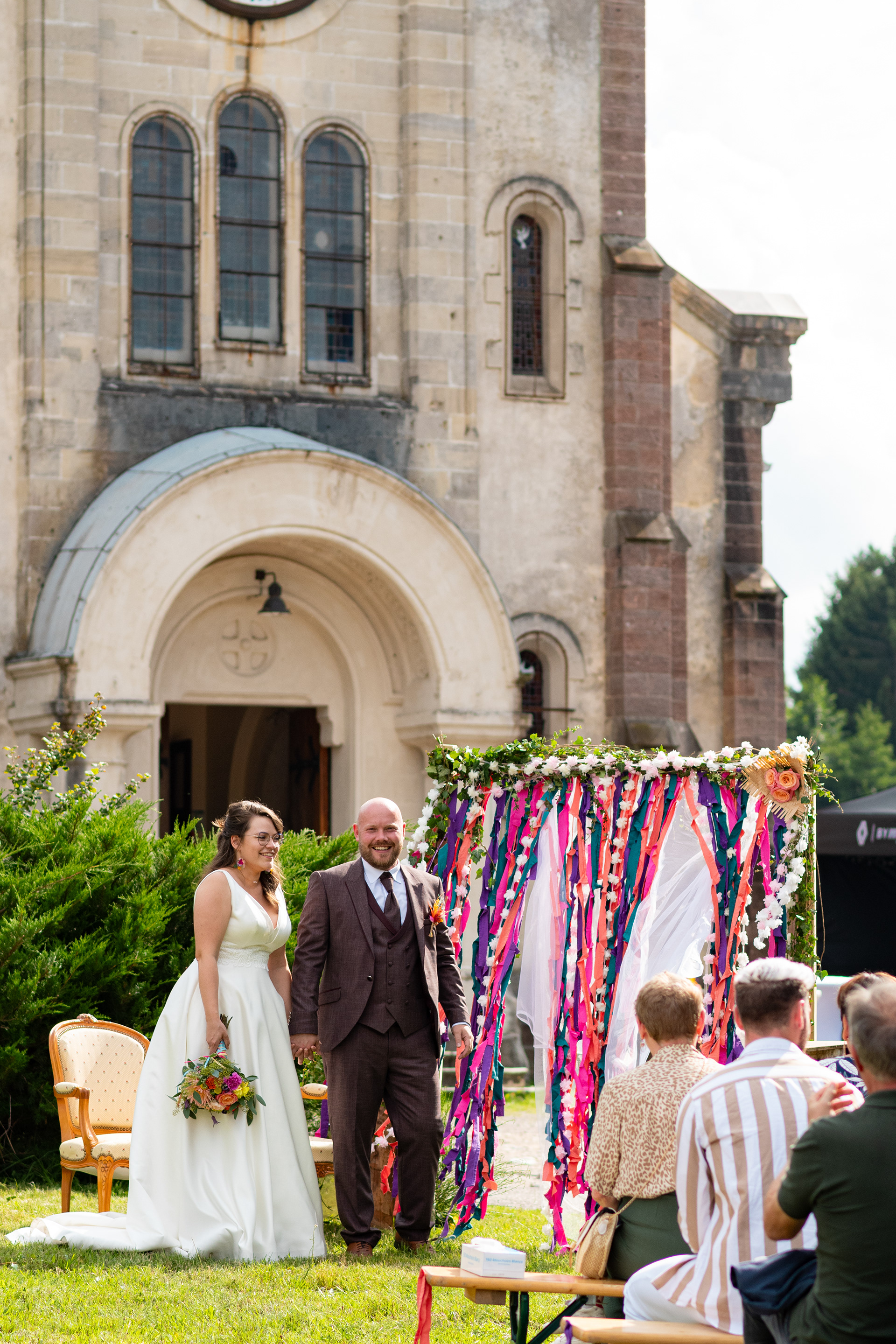 Les mariés se lèvent pour officialiser leur union devant leurs proches