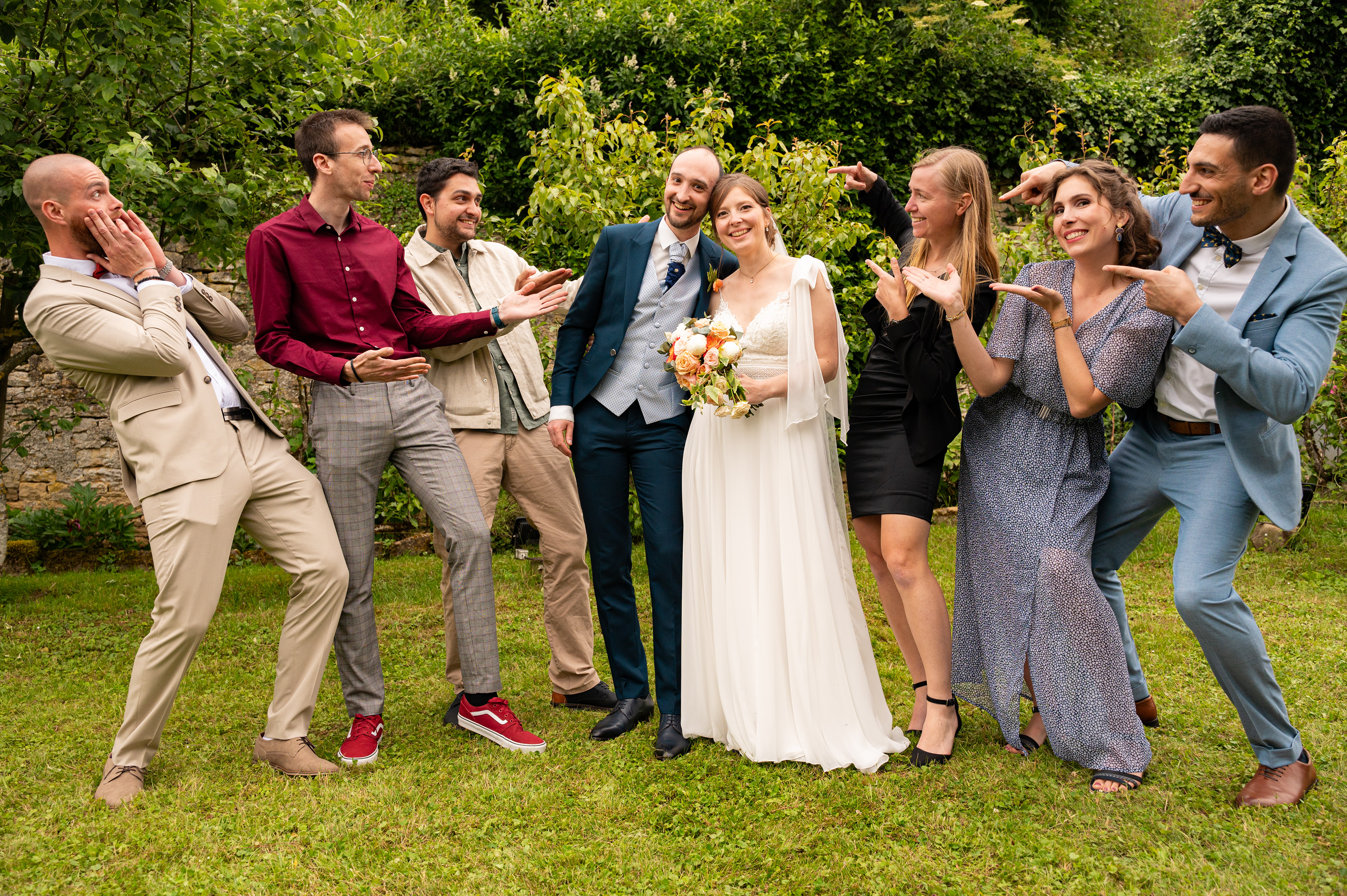 Photo de groupe des mariés et leurs amis