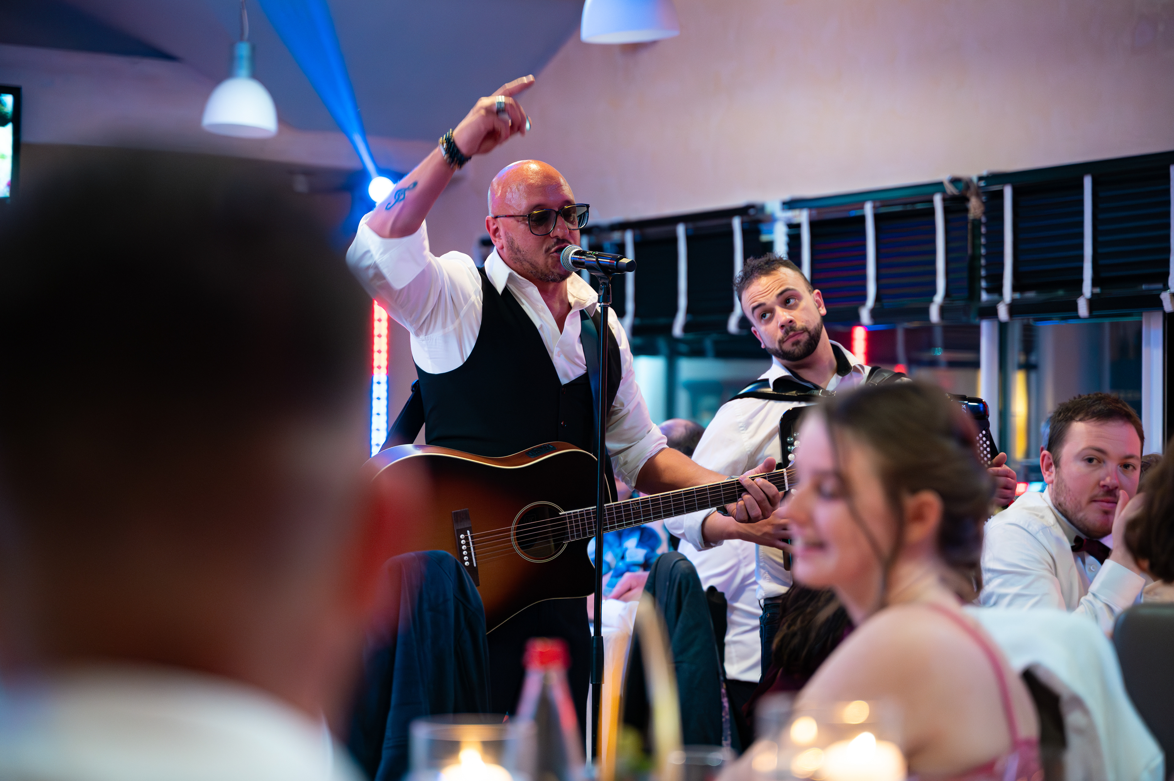 Le DJ anime en chanson la soirée des mariés