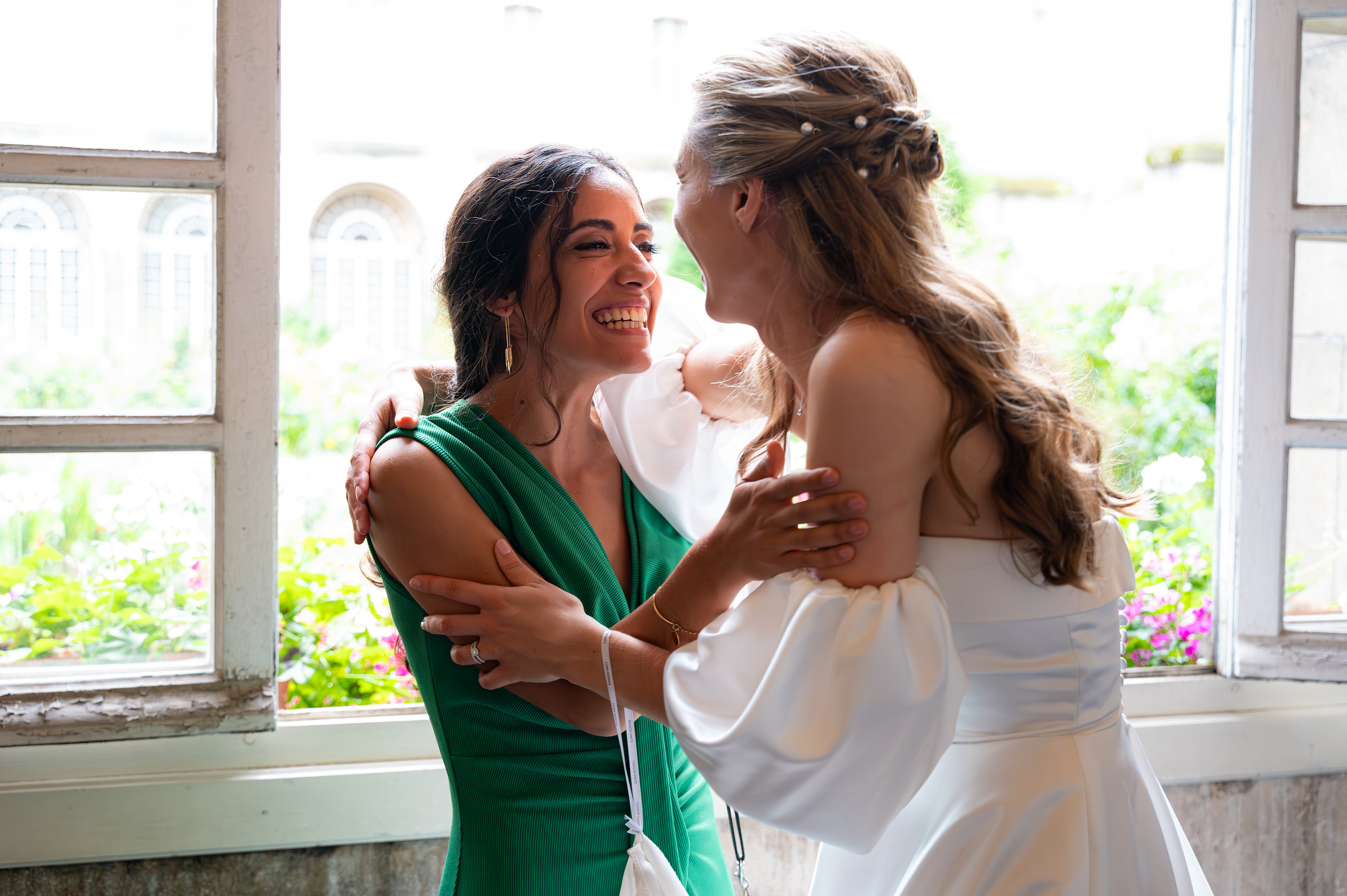 moment volé entre une mariée et sa demoiselle d'honneur pendant le vin d'honneur à l'abbaye des Prémontrés de Pont-à-Mousson