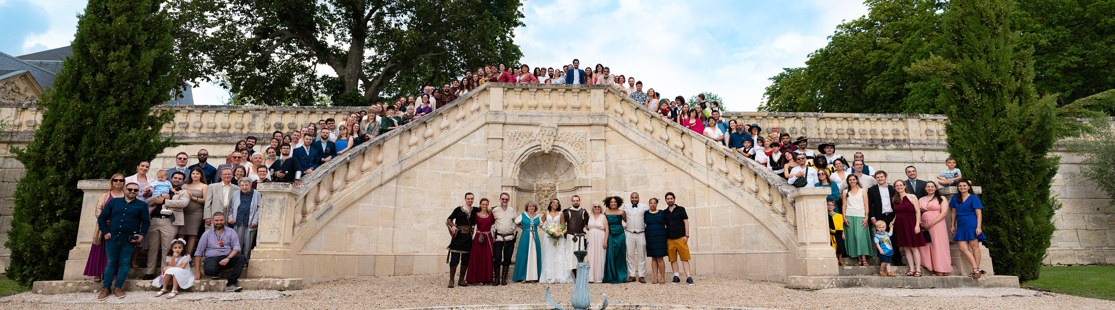 Profiter des majestueux escaliers du domaine pour y faire une photo de groupe