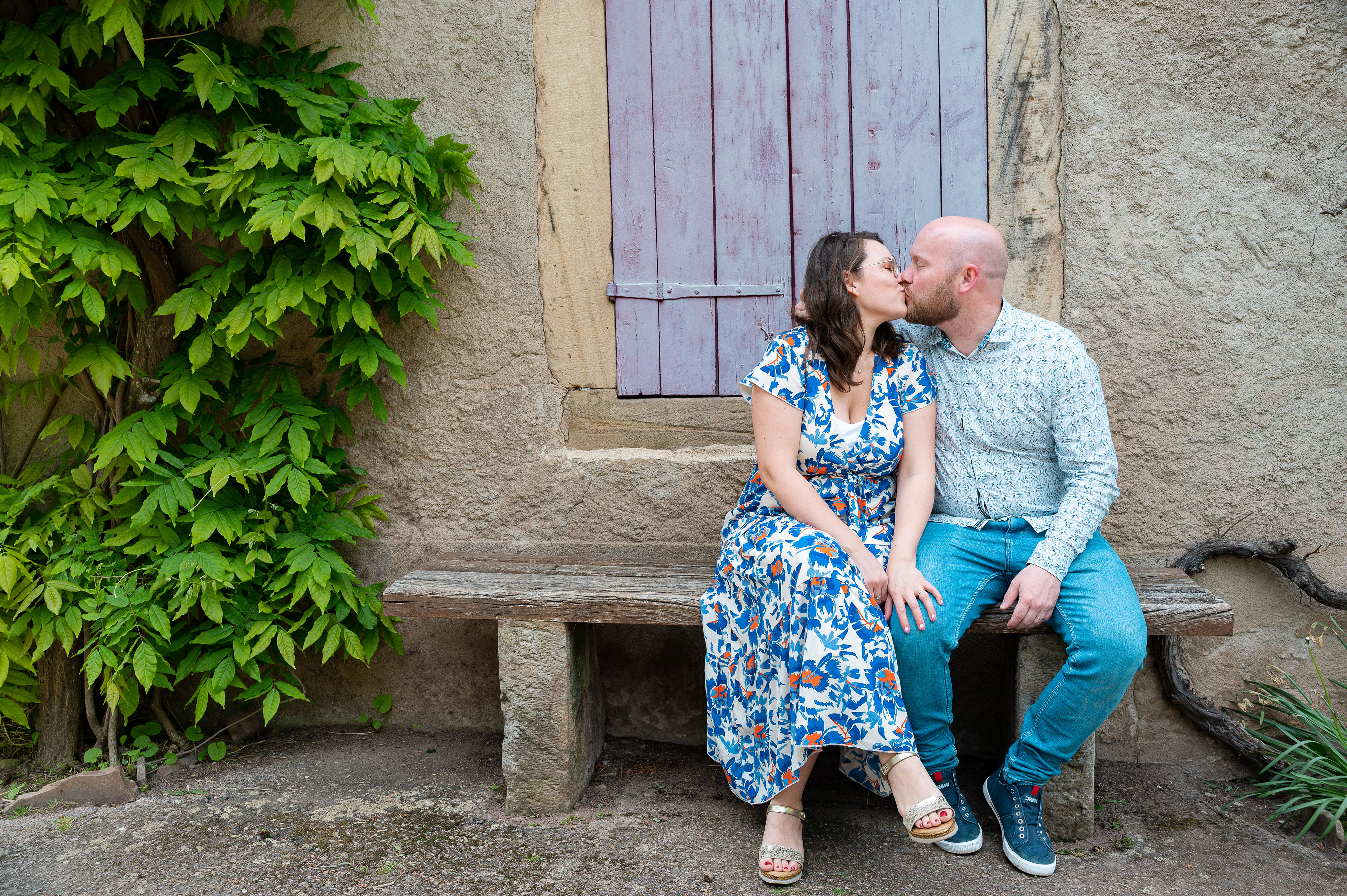 les mariés s'embrassent pendant une séance photo d'engagement haute en couleurs