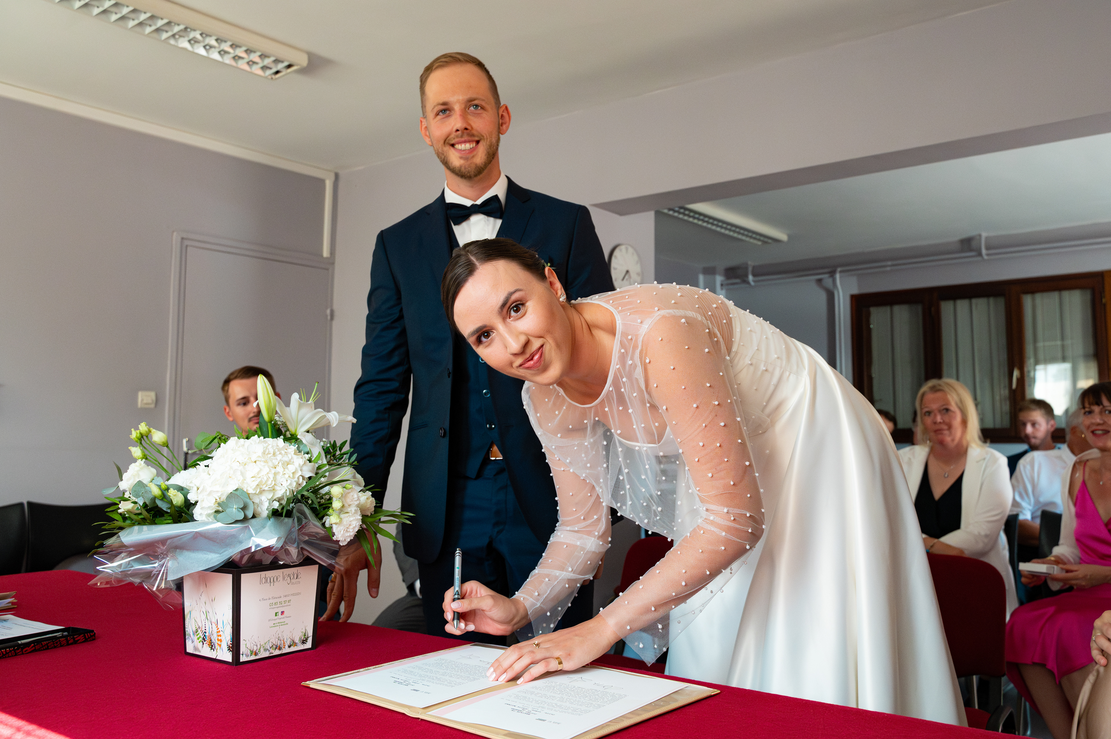engagement des mariés par la signature des registres lors de la cérémonie civile à Messein