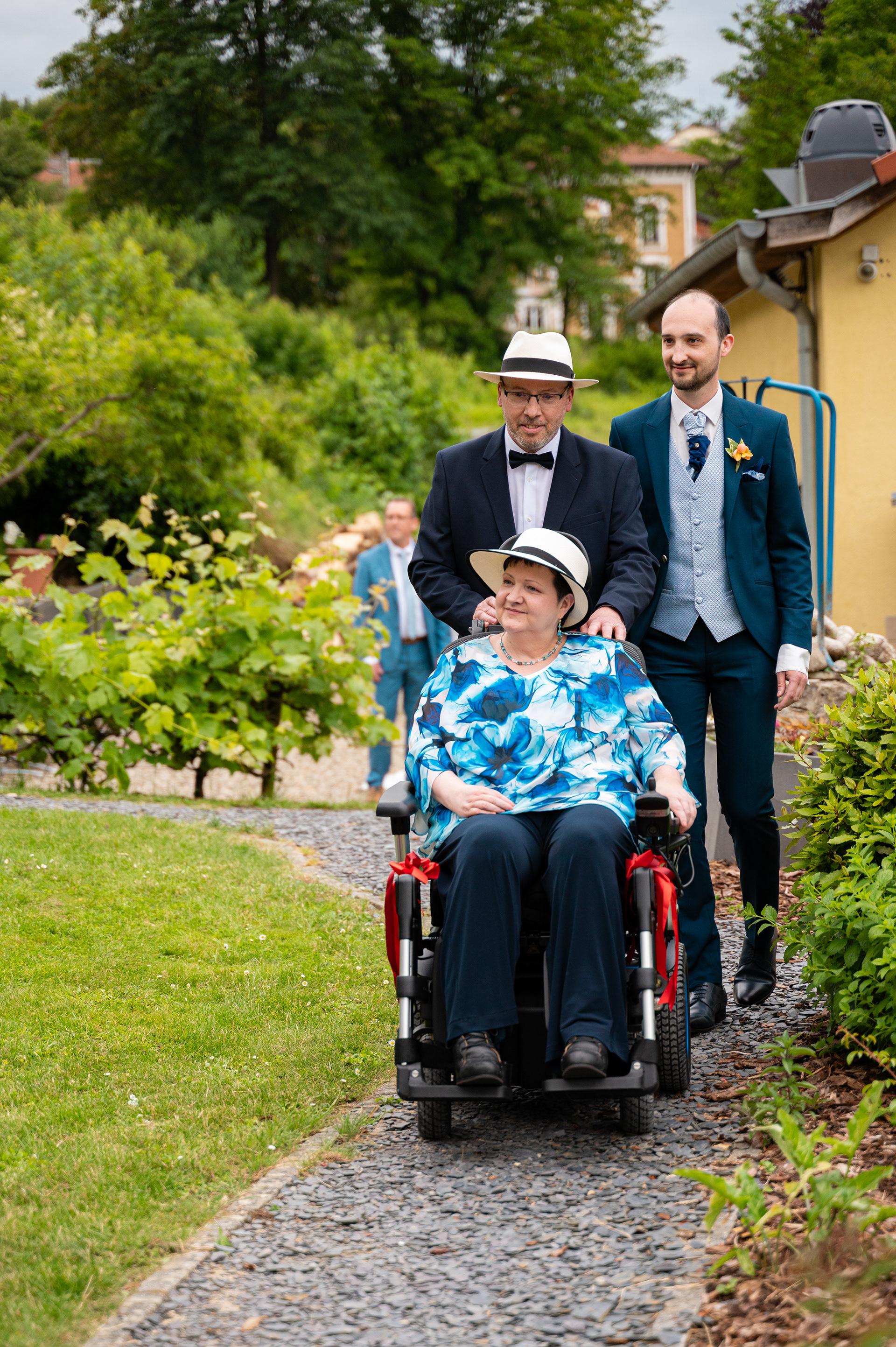 Le marié s'avance vers l'autel en compagnie de ses parents