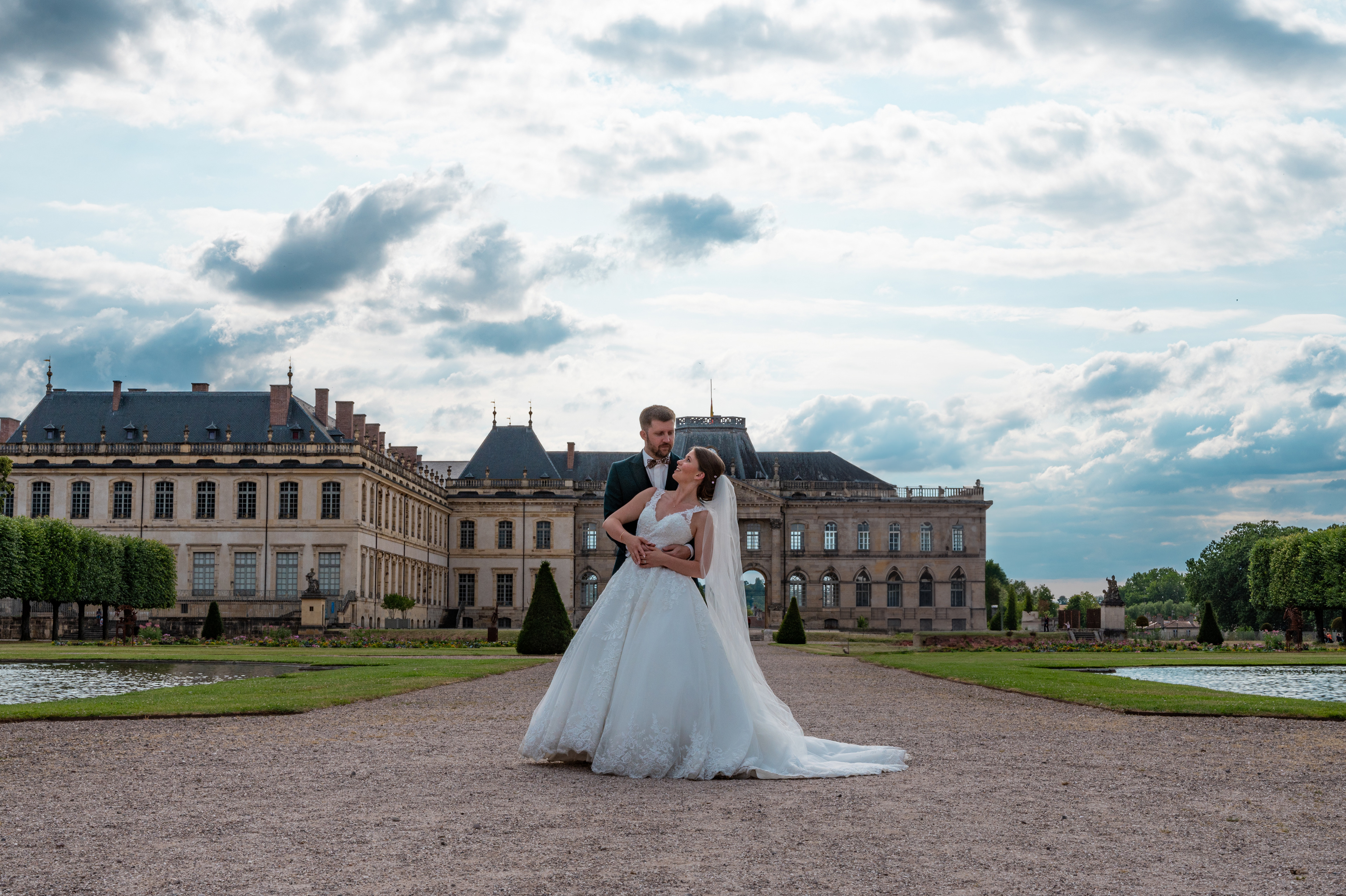 Les mariés posent devant le magnifique château de Lunéville