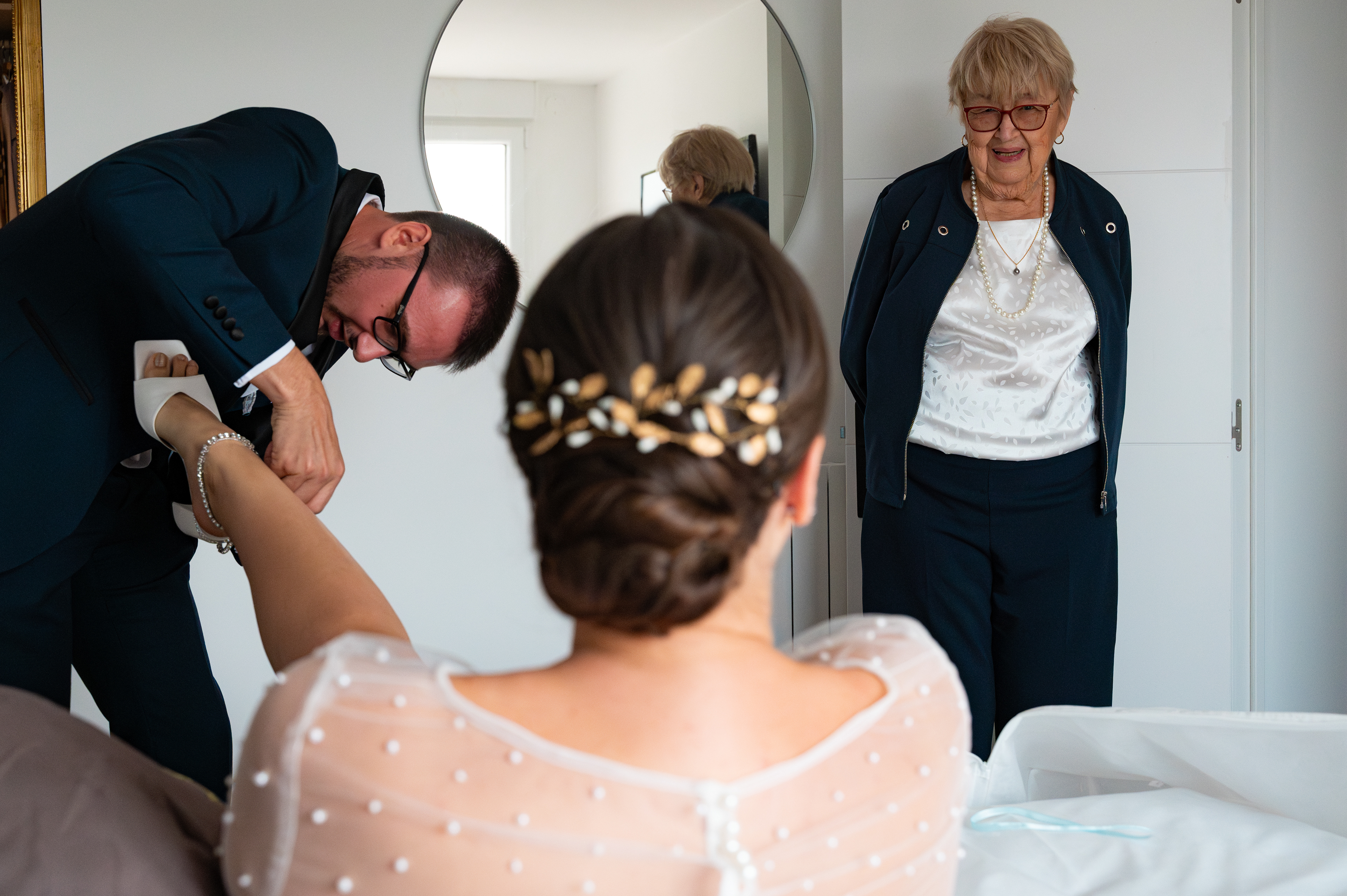 Les habillages de la mariée se terminent sous le regard attendri de la mamie