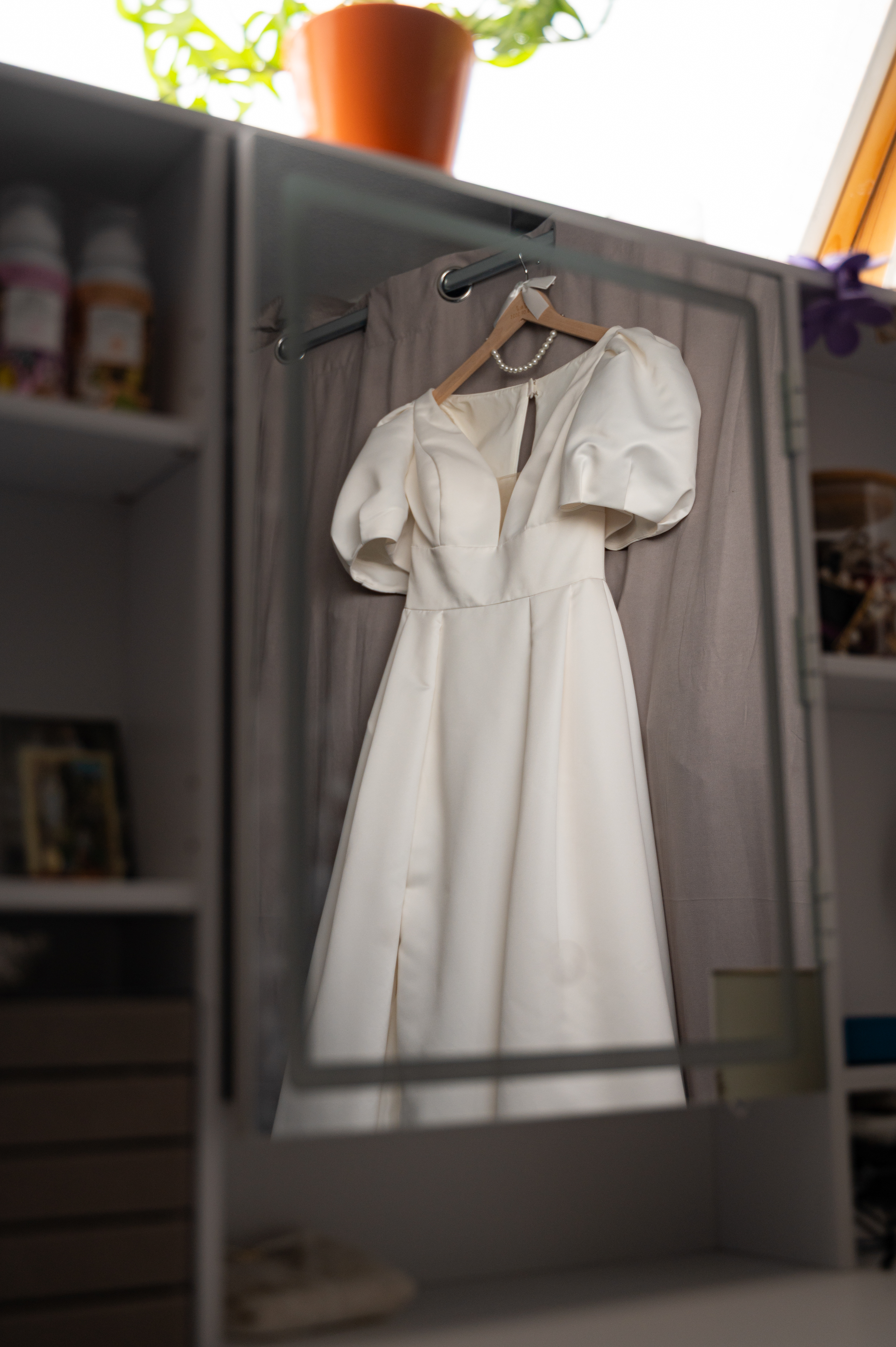 Reflet de la robe de la mariée dans le miroir