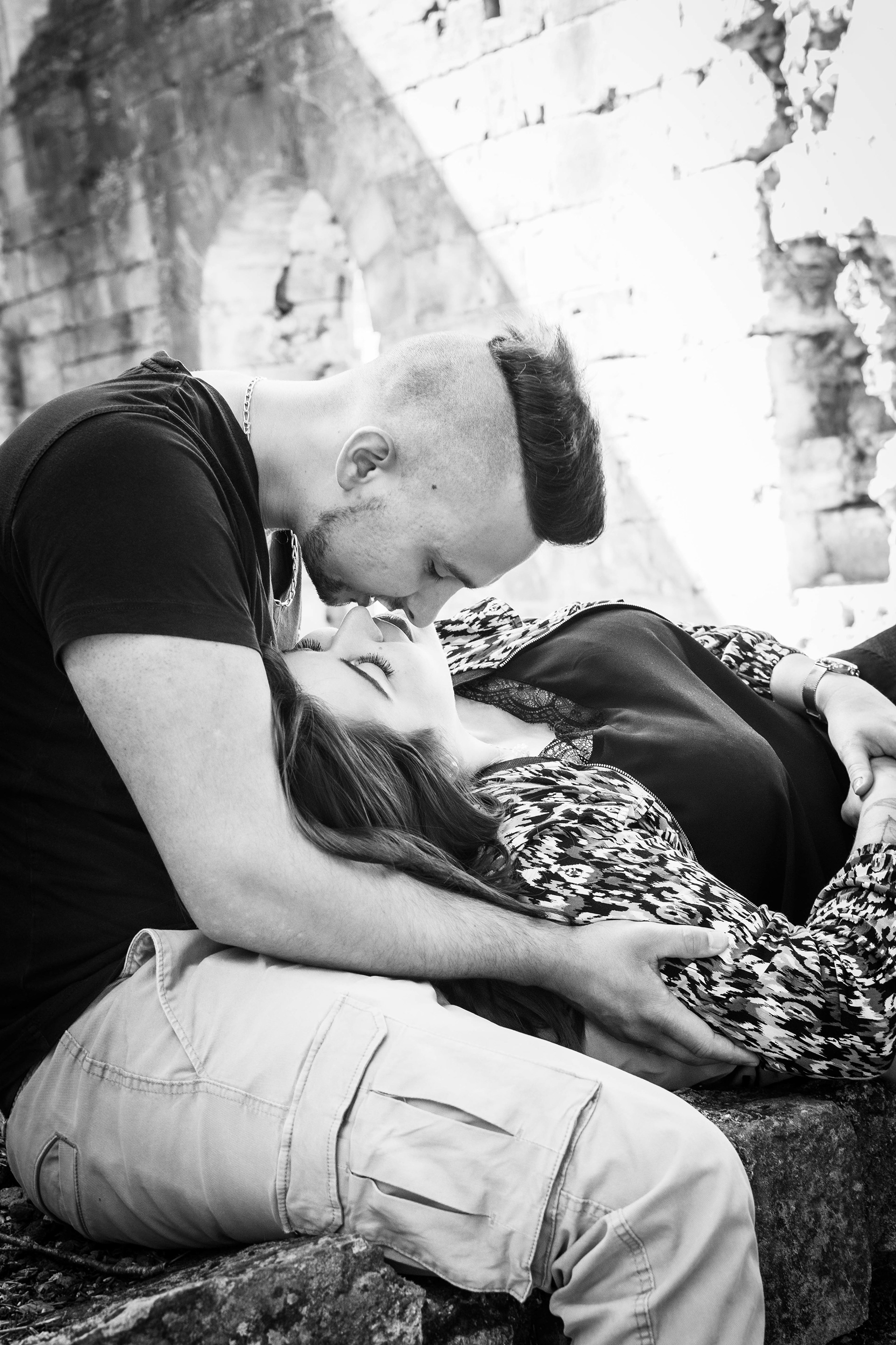 parenthèse de douceur pour ce couple pendant leur séance photo d'engagement