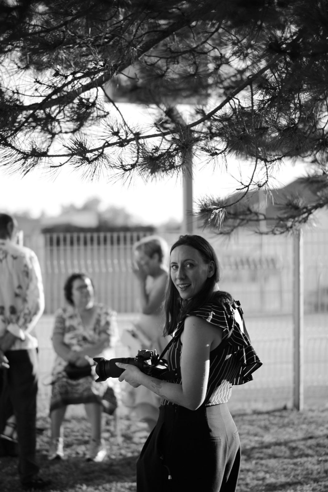 Emilie, photographe de mariage derrière Lilidep Photos, lors d’un reportage.