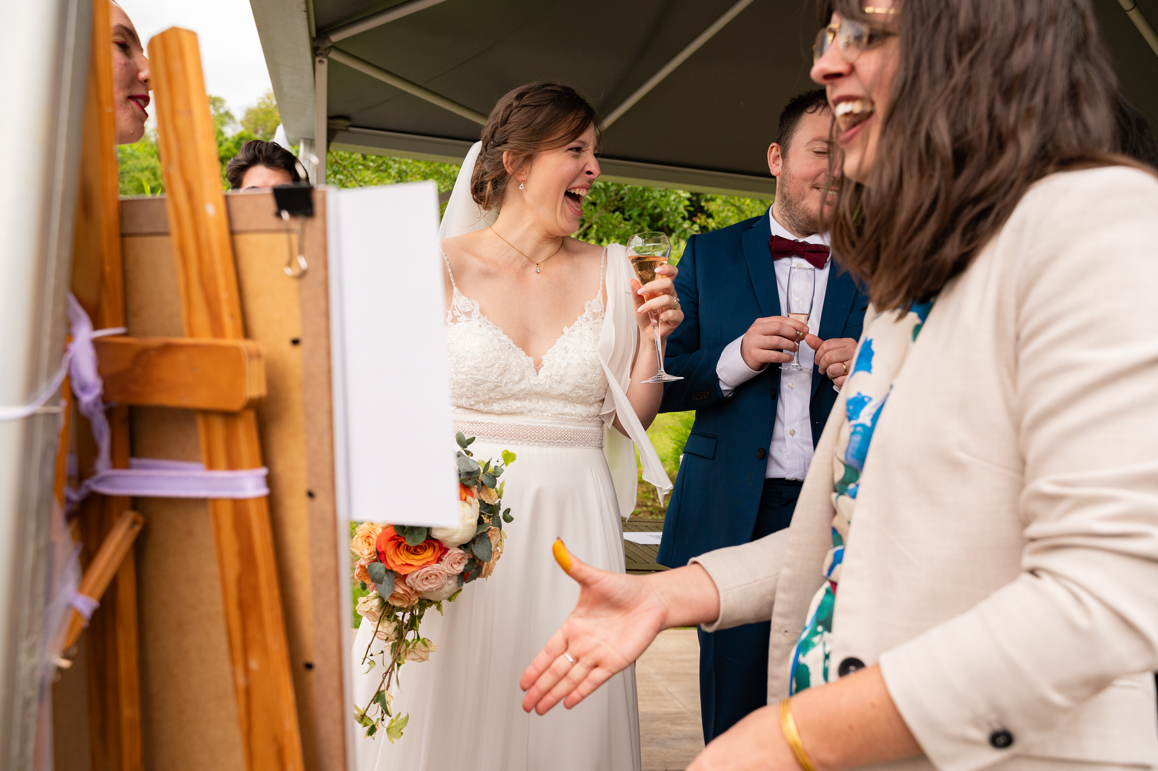 éclat de rire authentique et spontané de la mariée pendant le vin d'honneur