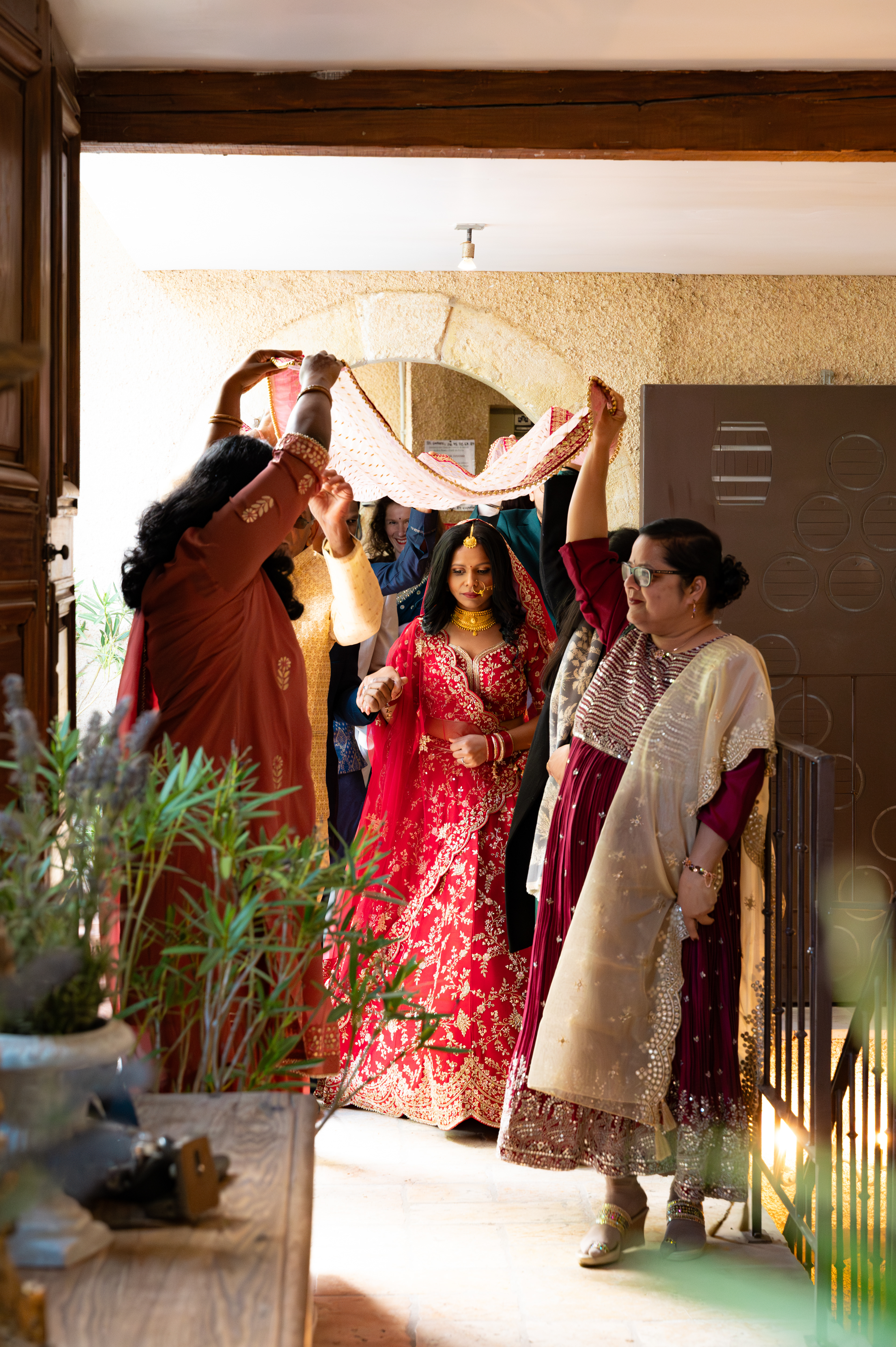 Le cortège d'arrivée de la mariée à la cérémonie