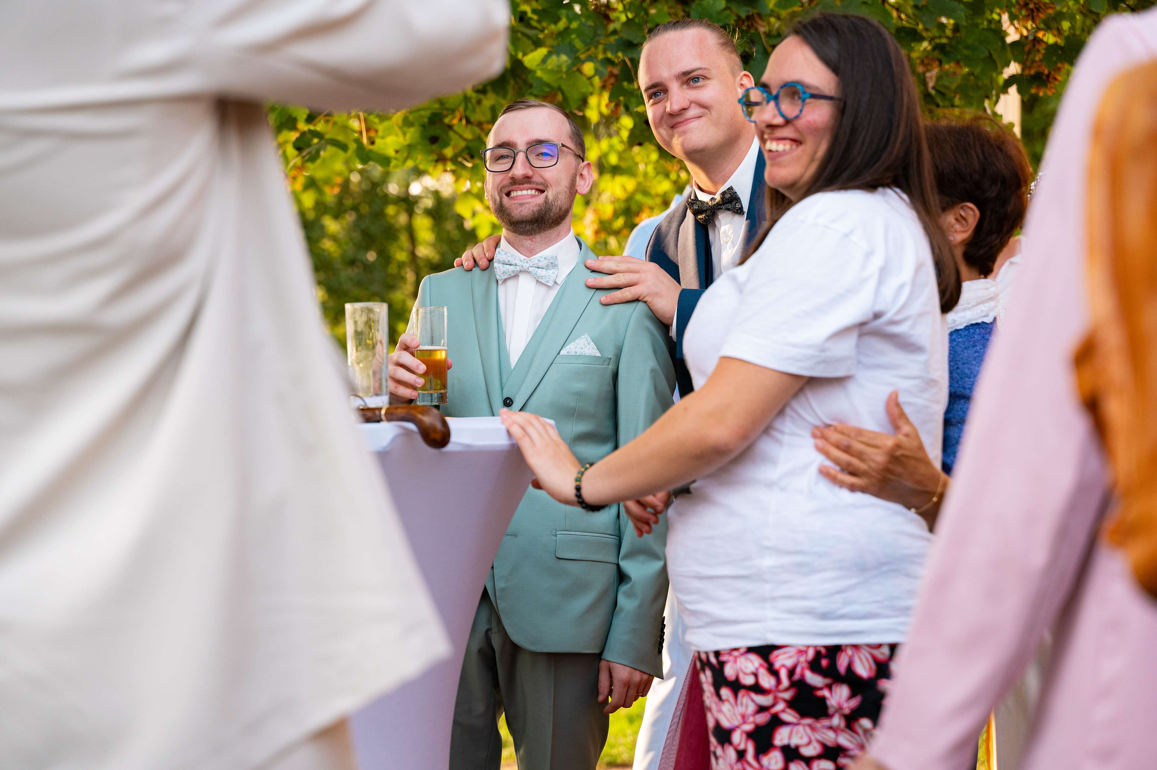 La joie du marié partagée avec ses amis