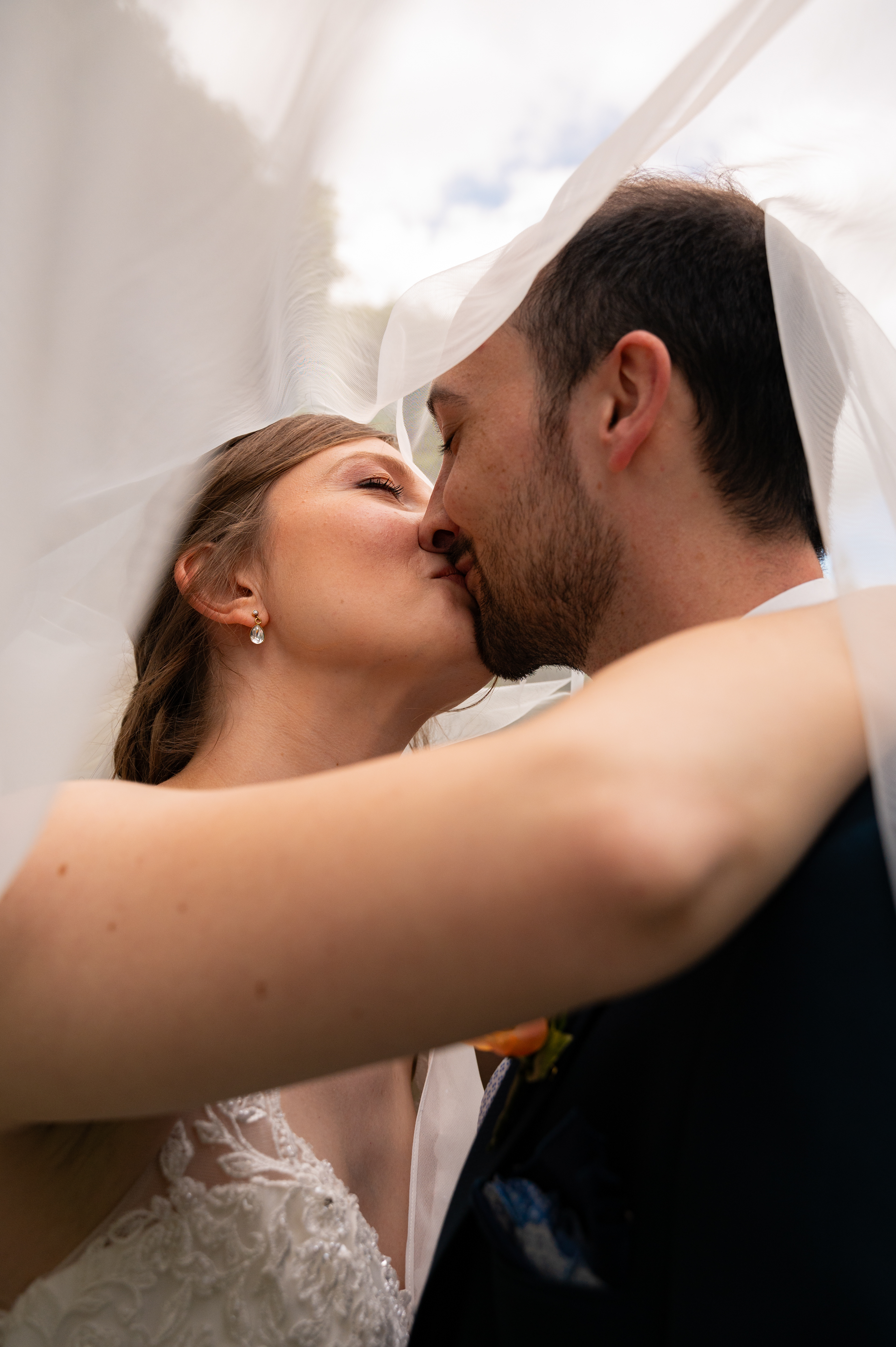 Jeu de voile pour le baiser des mariés