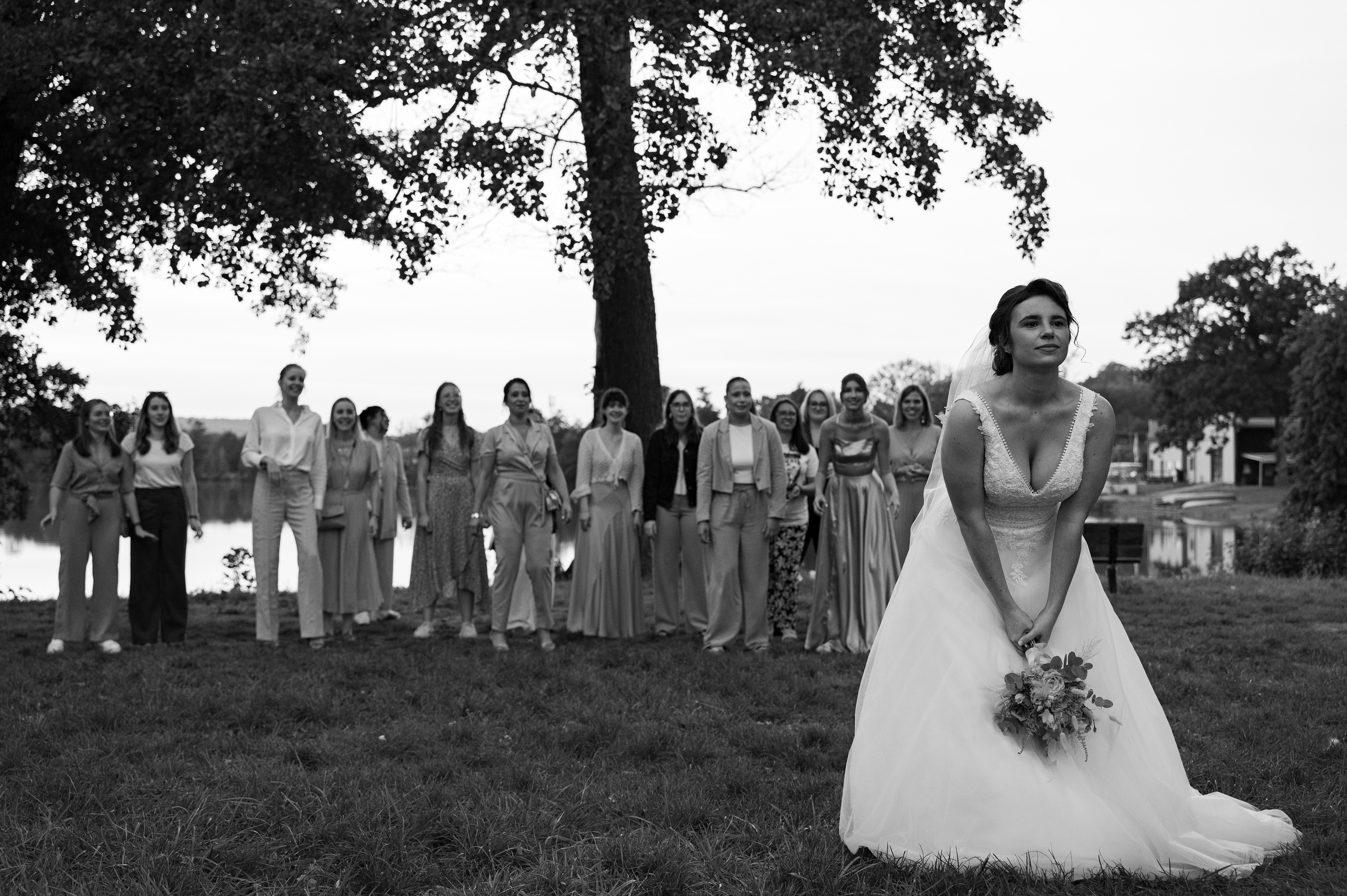 Le traditionnel lancé du bouquet de la mariée