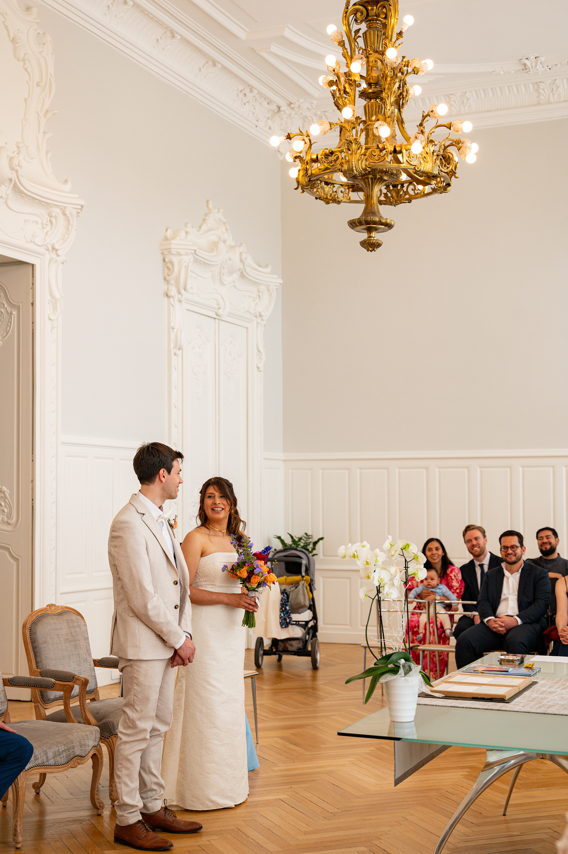 Le regard tendre et plein de joie de la mariée pour son époux