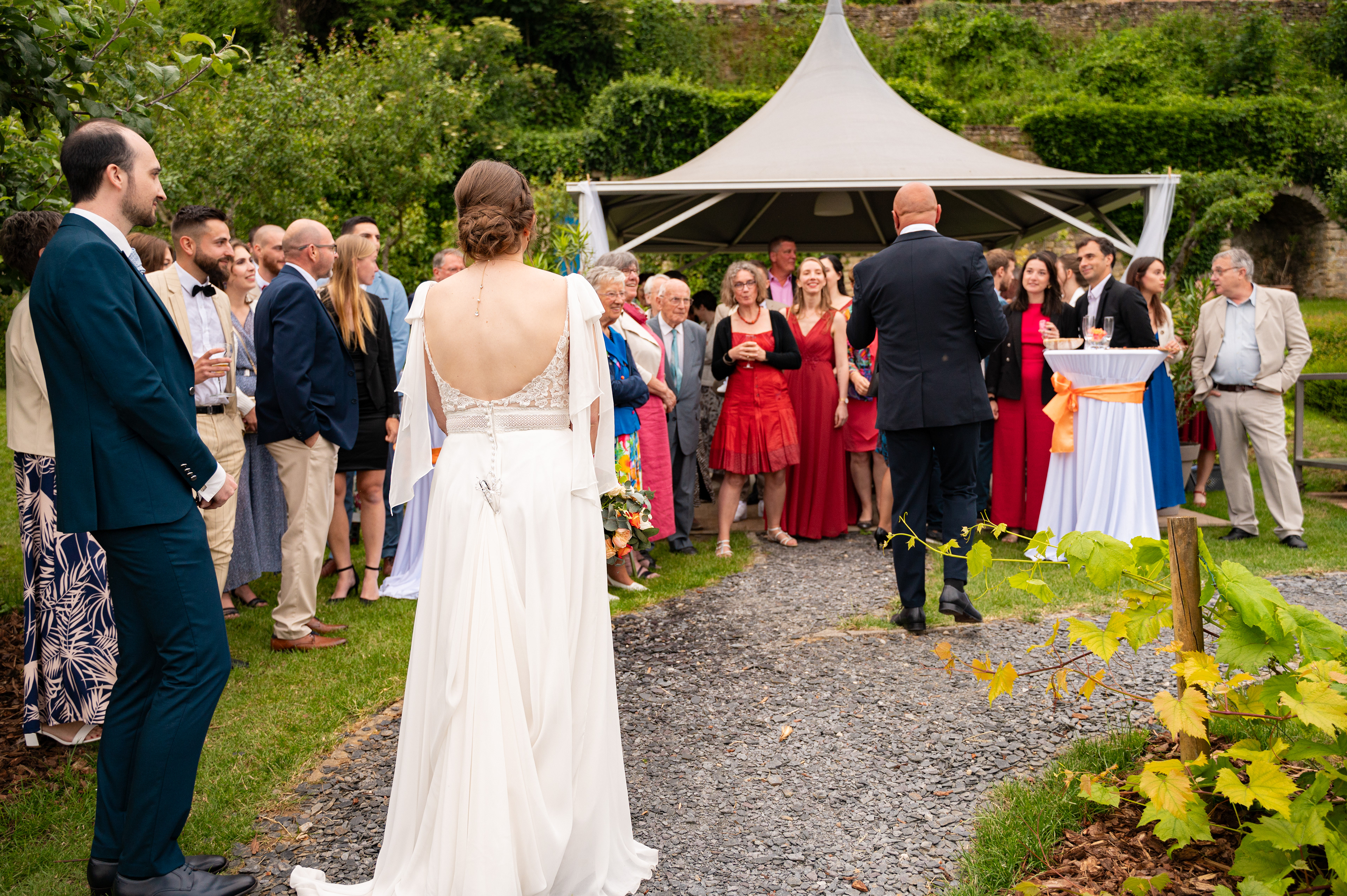 La mariée va céder son bouquet de mariée