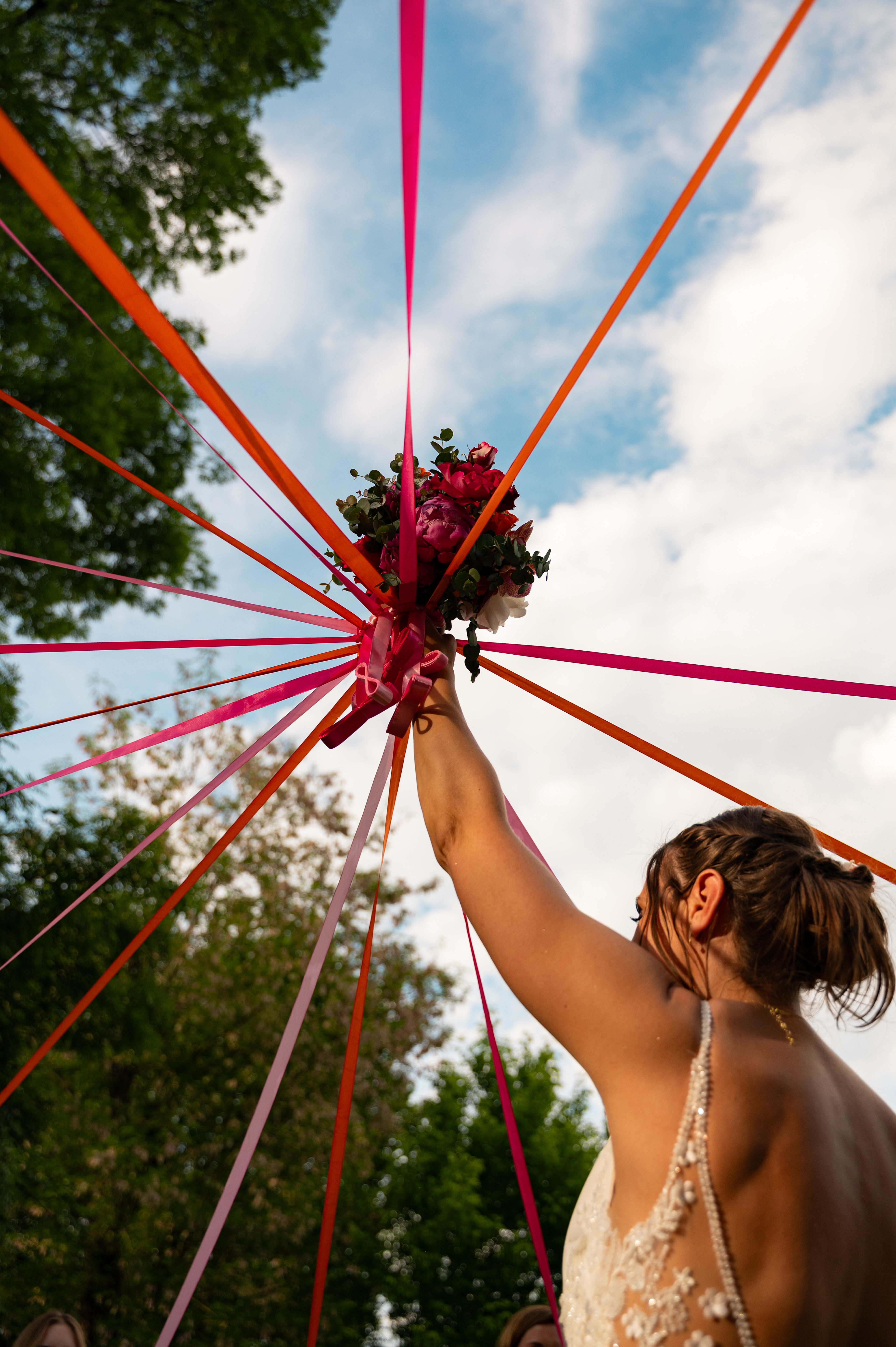 La mise en jeu du bouquet avec la ronde des rubans