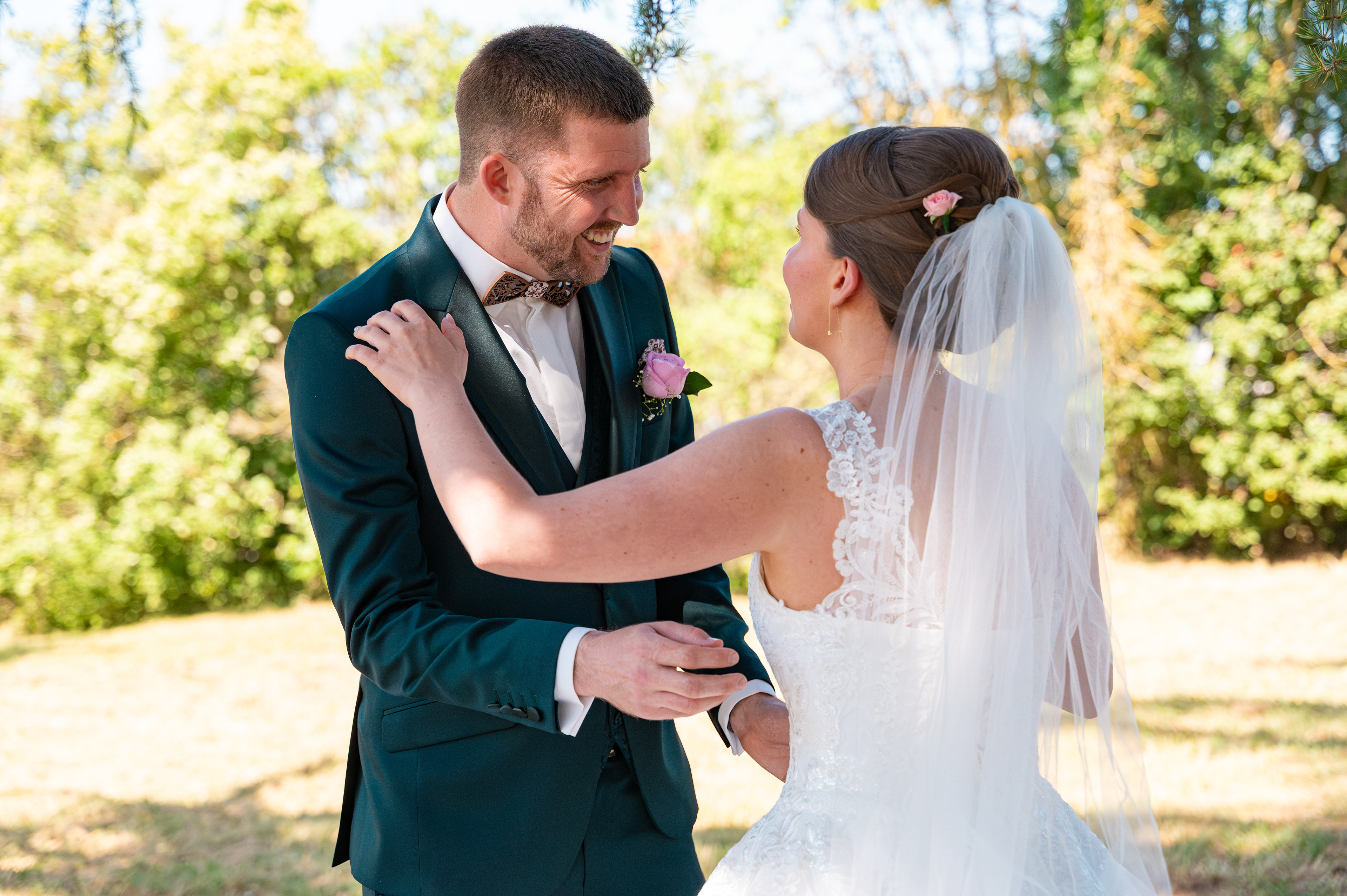 le marié est ému en découvrant pour la première fois sa femme dans sa robe de mariée
