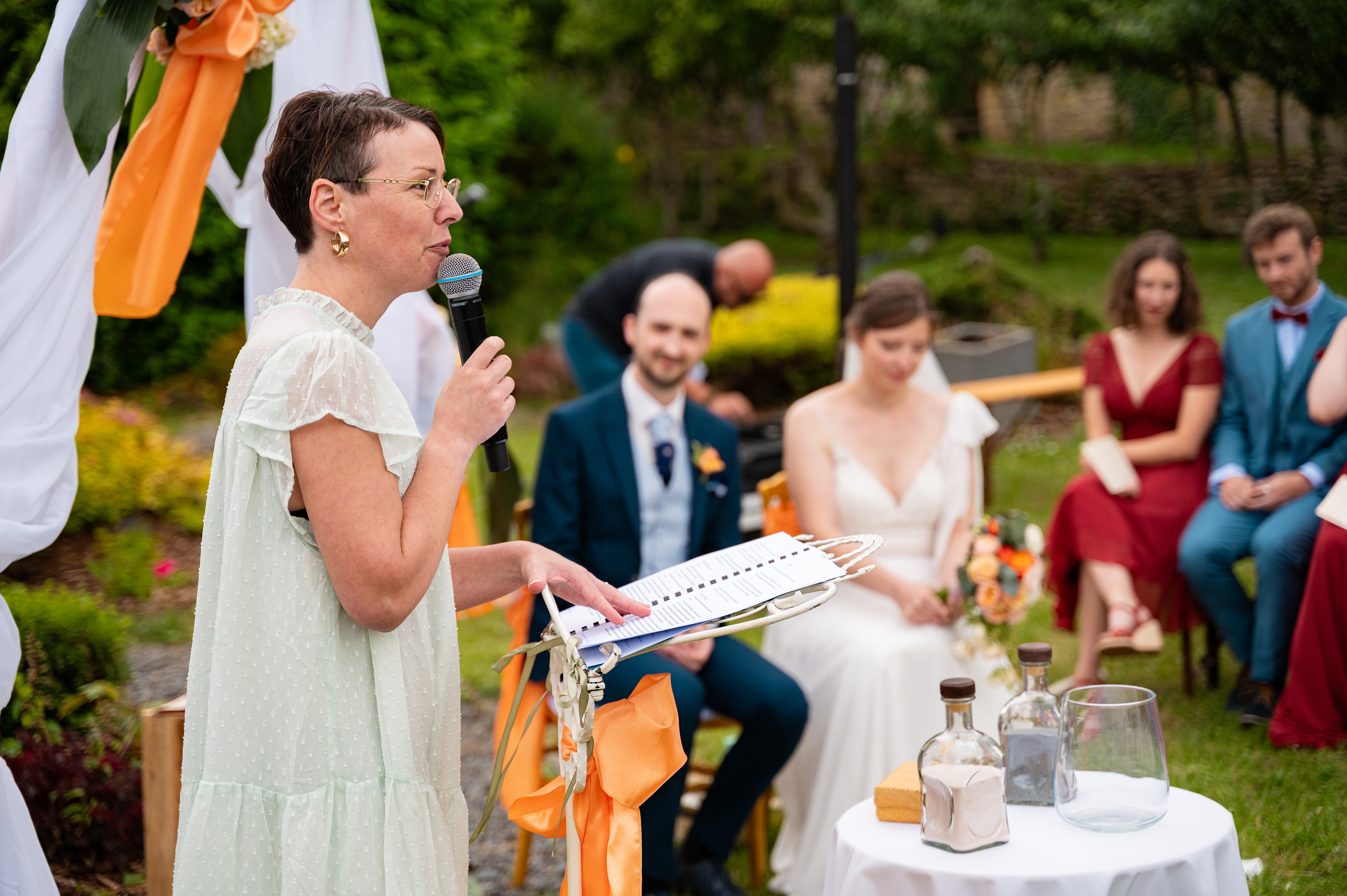 la photographe lilidep photos a capturé un cliché de l'officiante Anne Ferry pendant une cérémonie laïque 