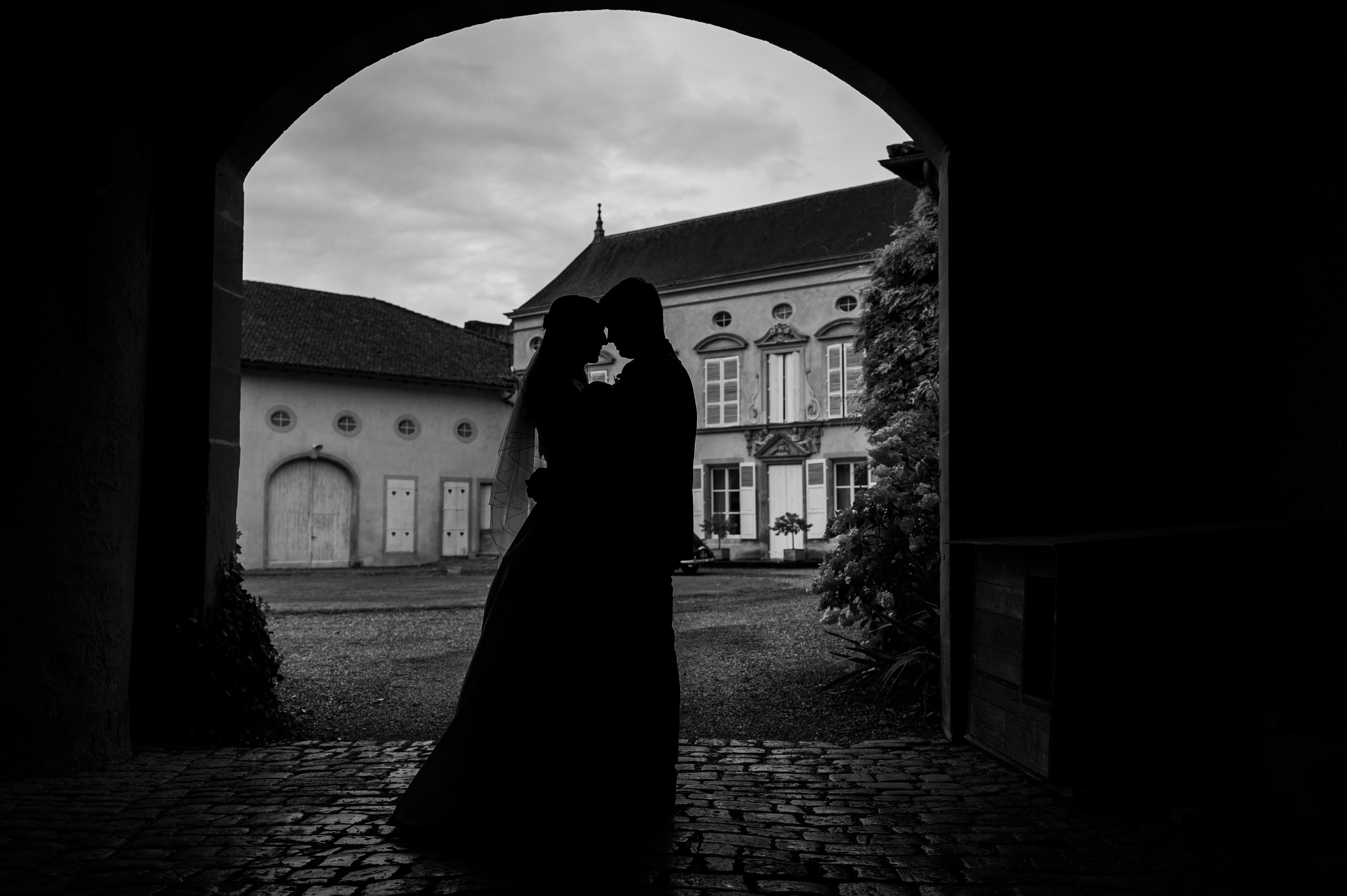 Jeu d'ombre et de lumière pendant les photos de couple