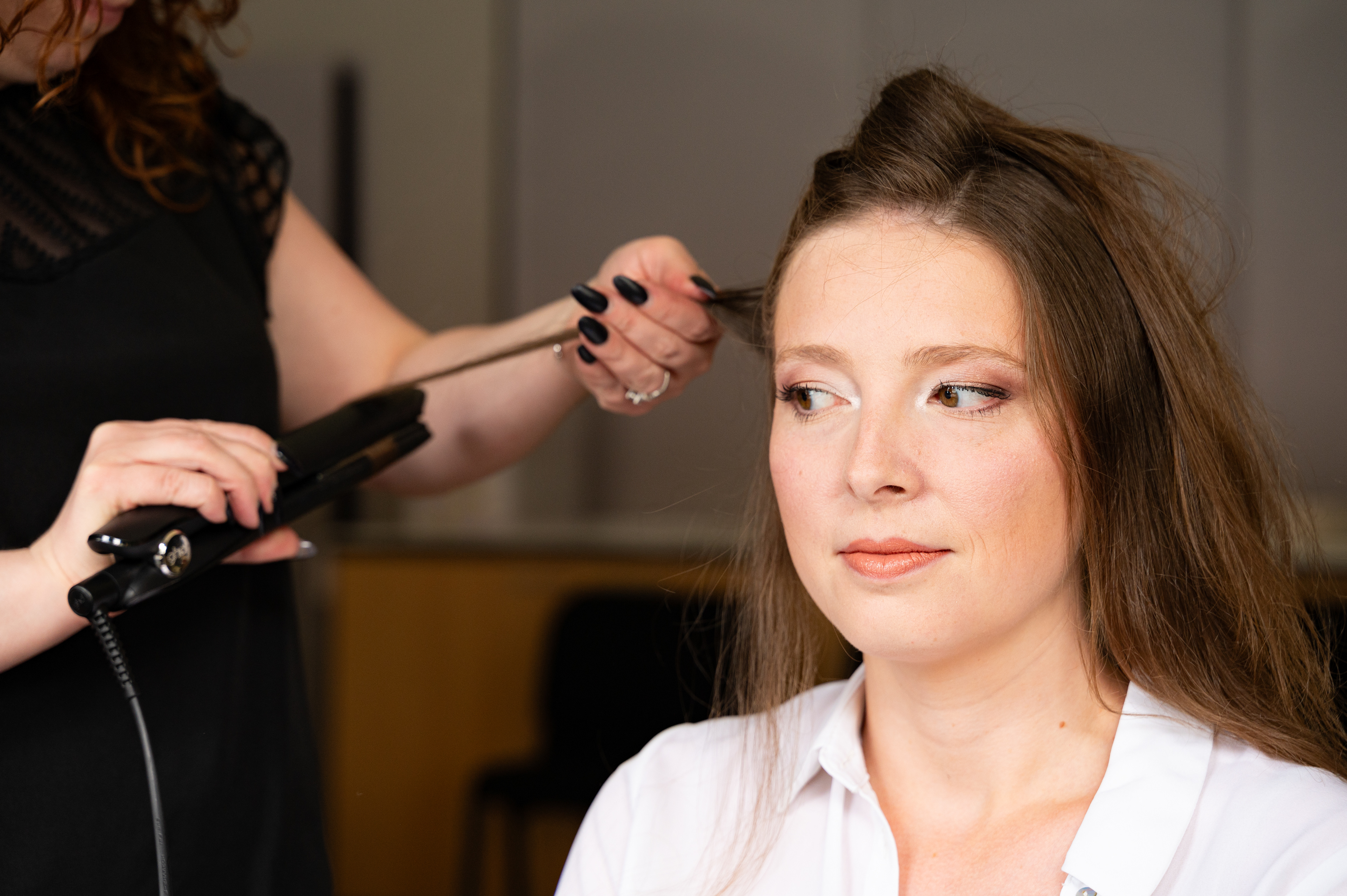 Début de la coiffure de la mariée