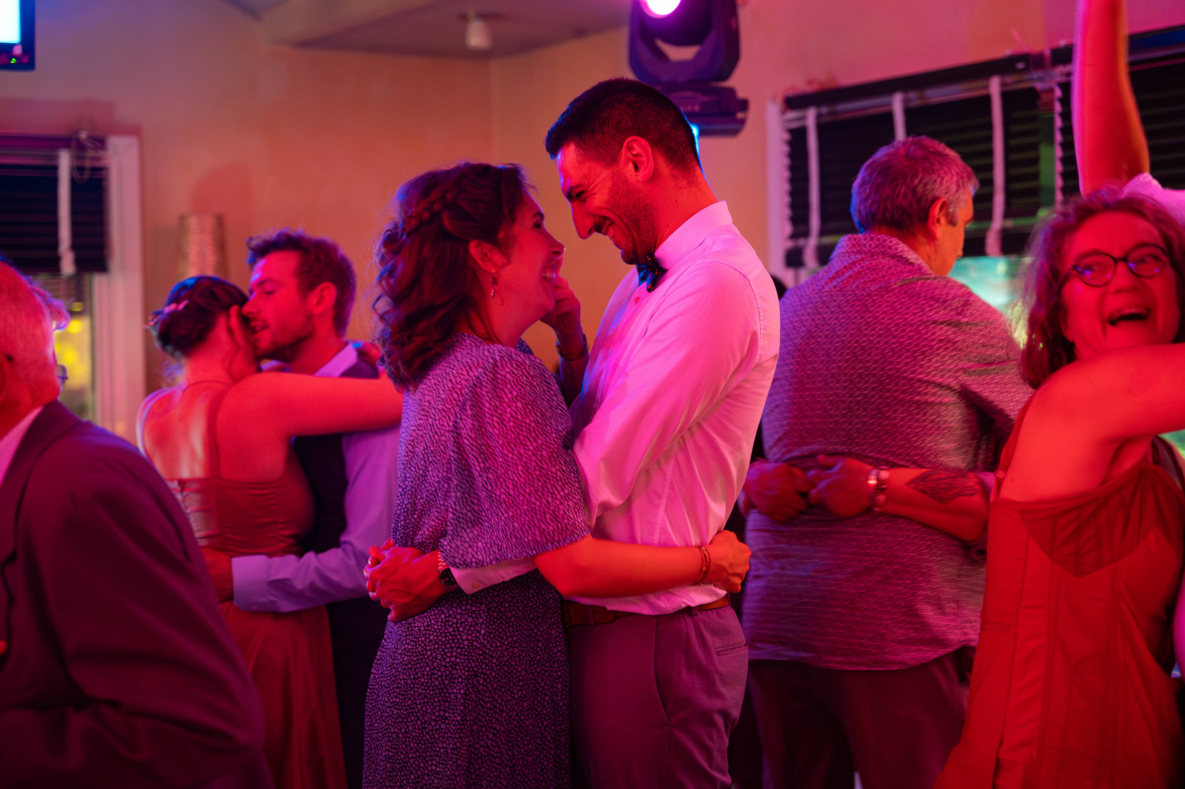 Un couple d'invité amoureux sur la piste de danse