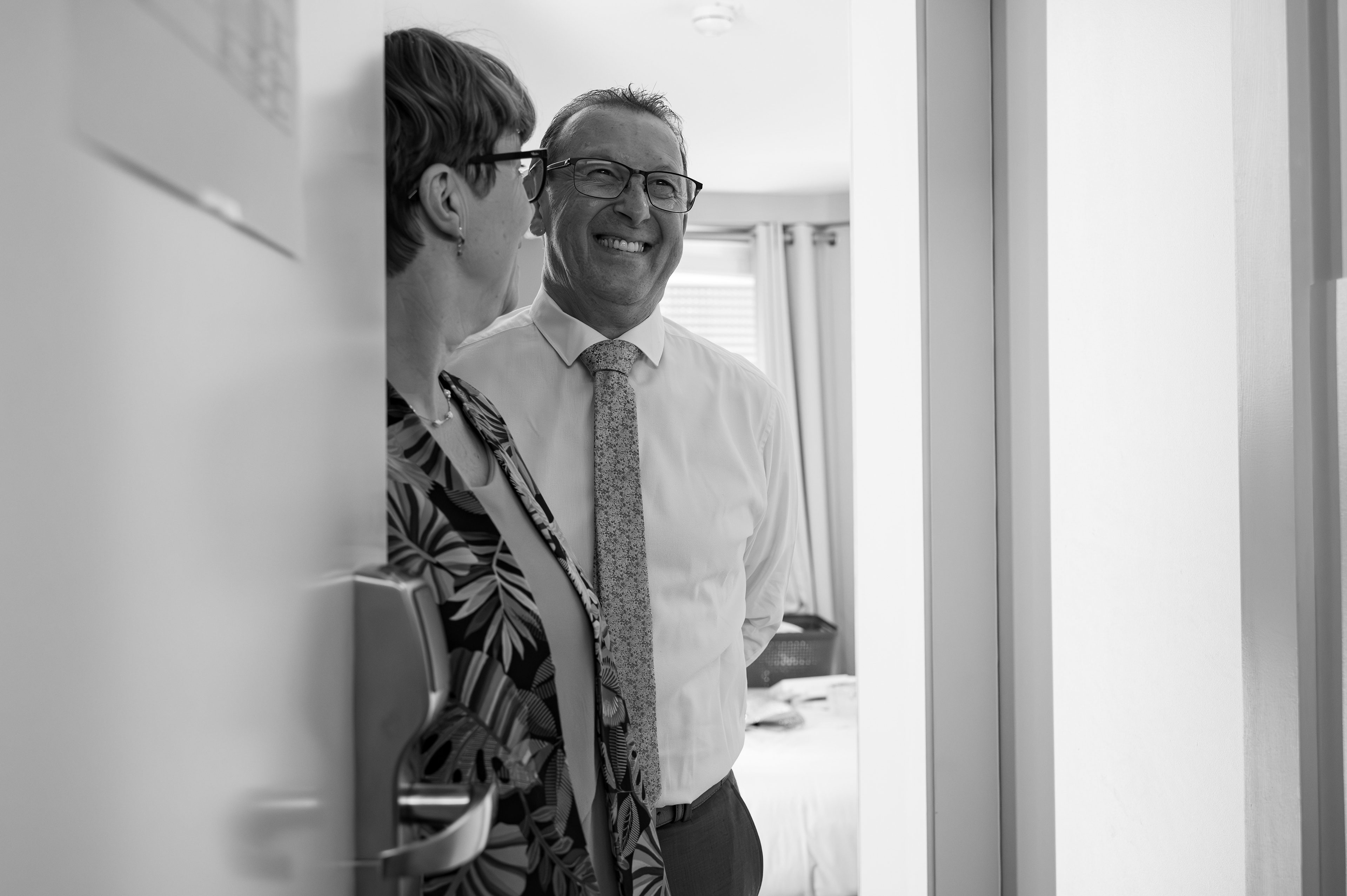 Les parents de la mariée découvrent les mariés dans leur tenue