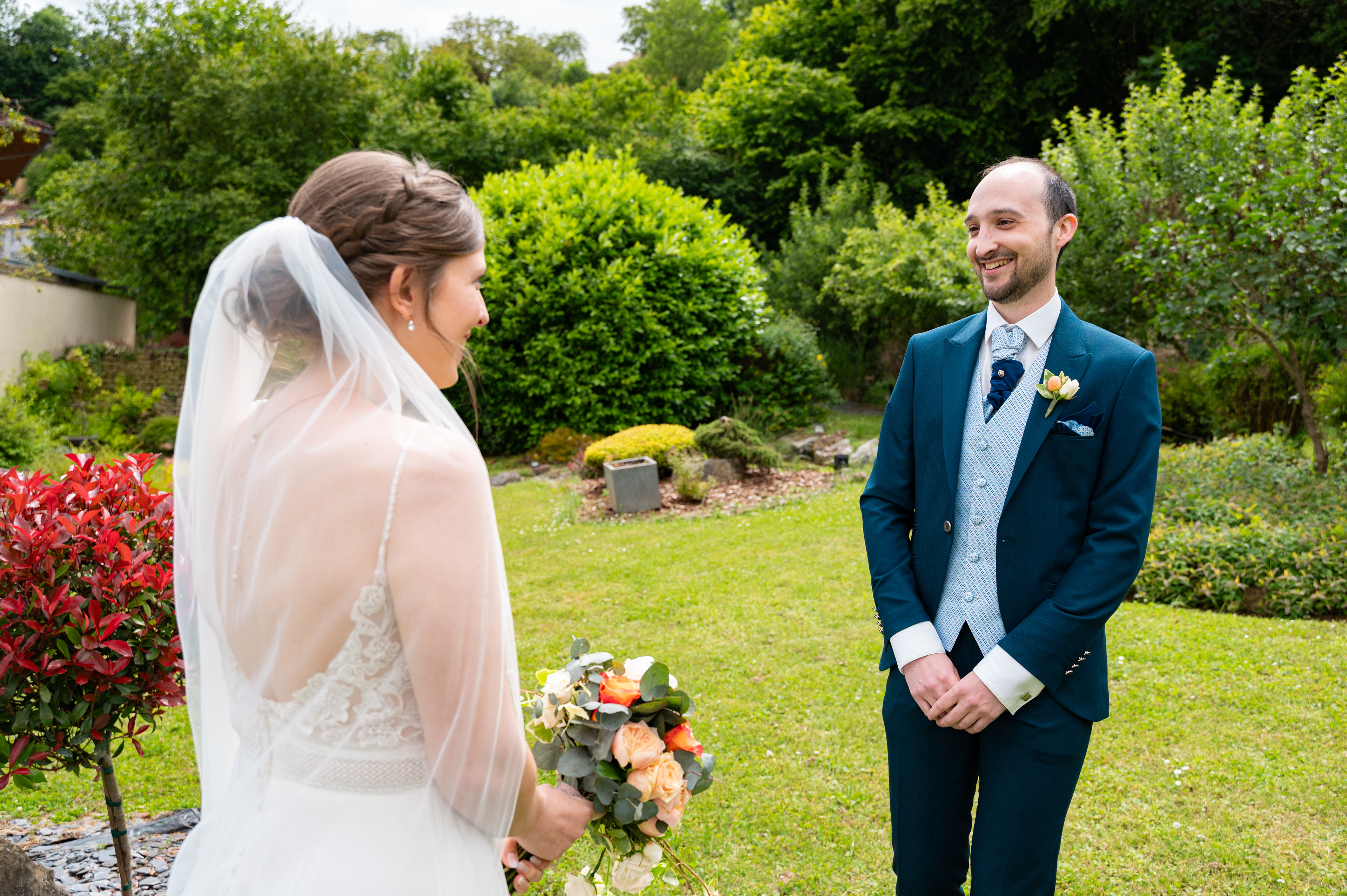Premier regard du marié sur sa femme dans sa belle robe blanche