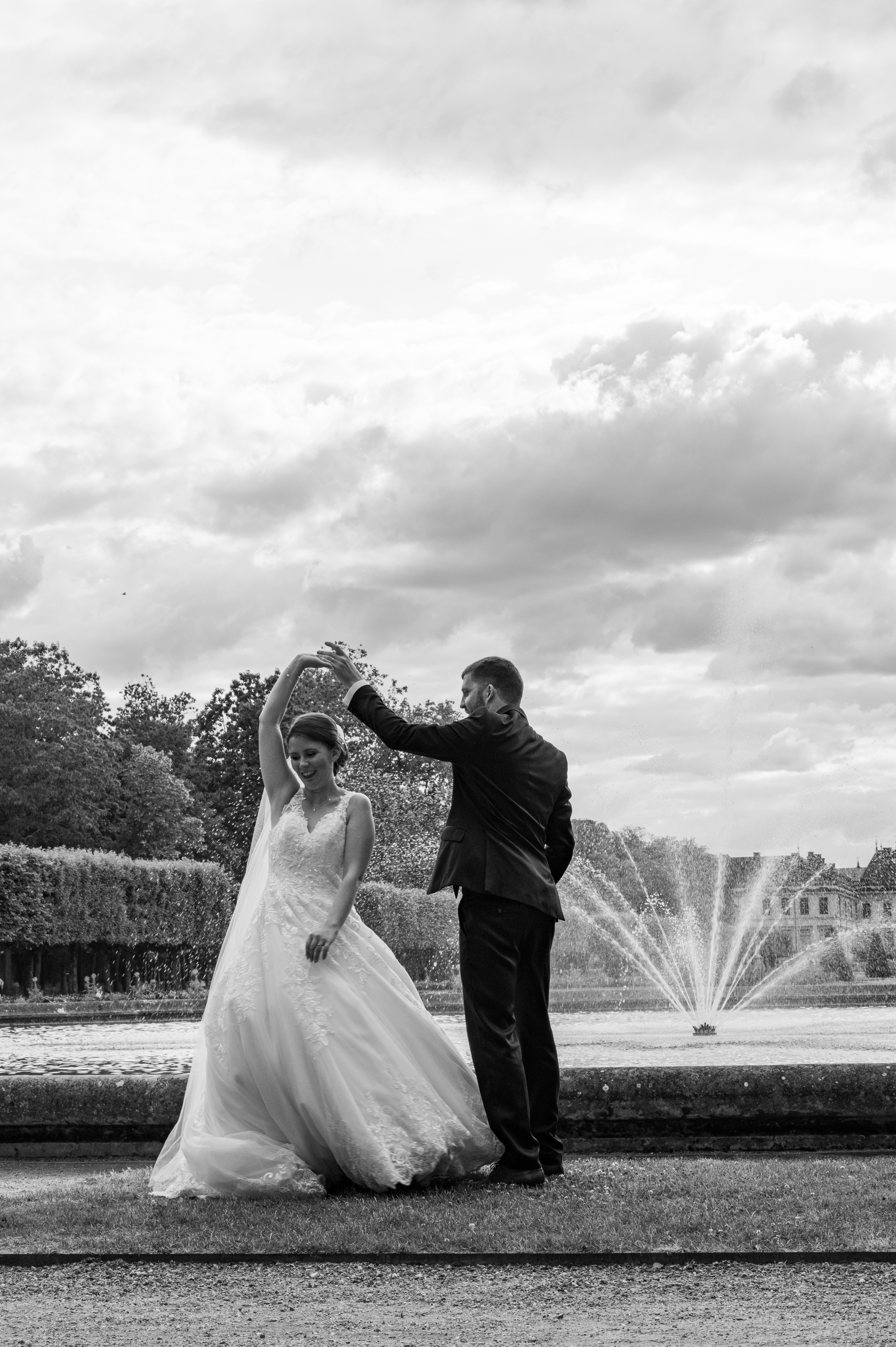 Les mariés répètent leur première danse pendant les photos de couple