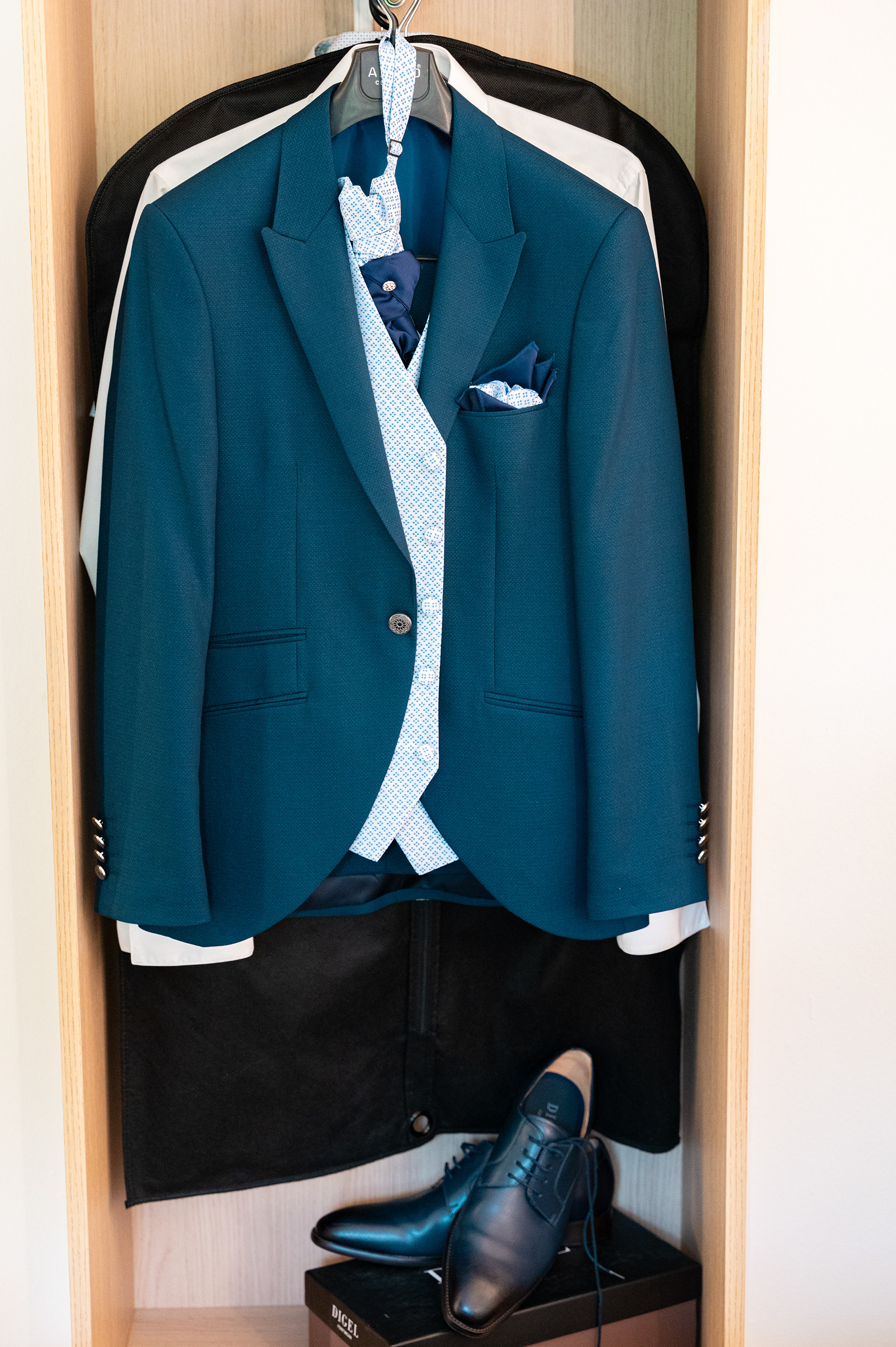 Les détails du costume du marié