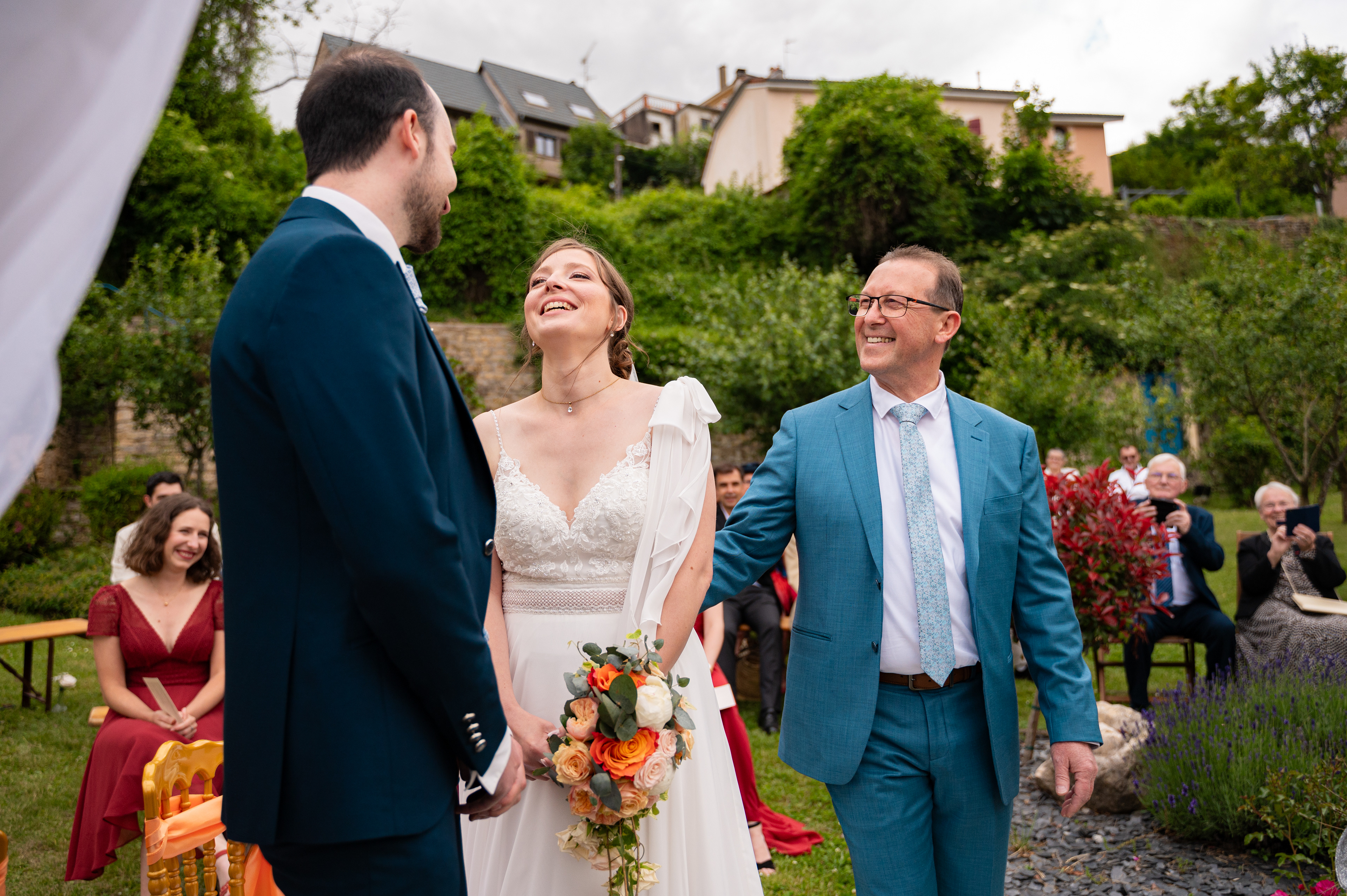 Le père de la mariée confie sa fille au marié