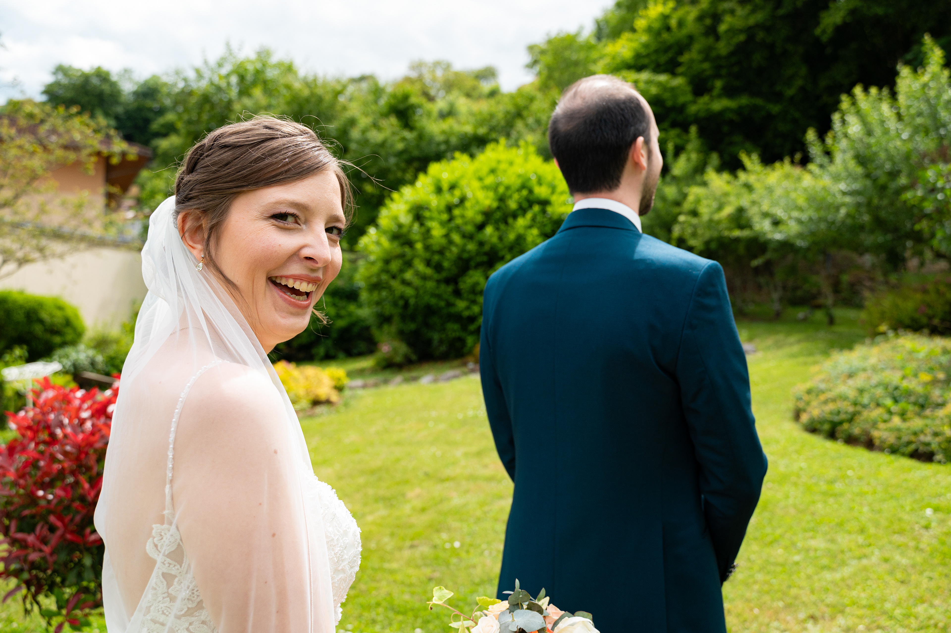 Les mariés vont se découvrir dans leurs tenues de mariage