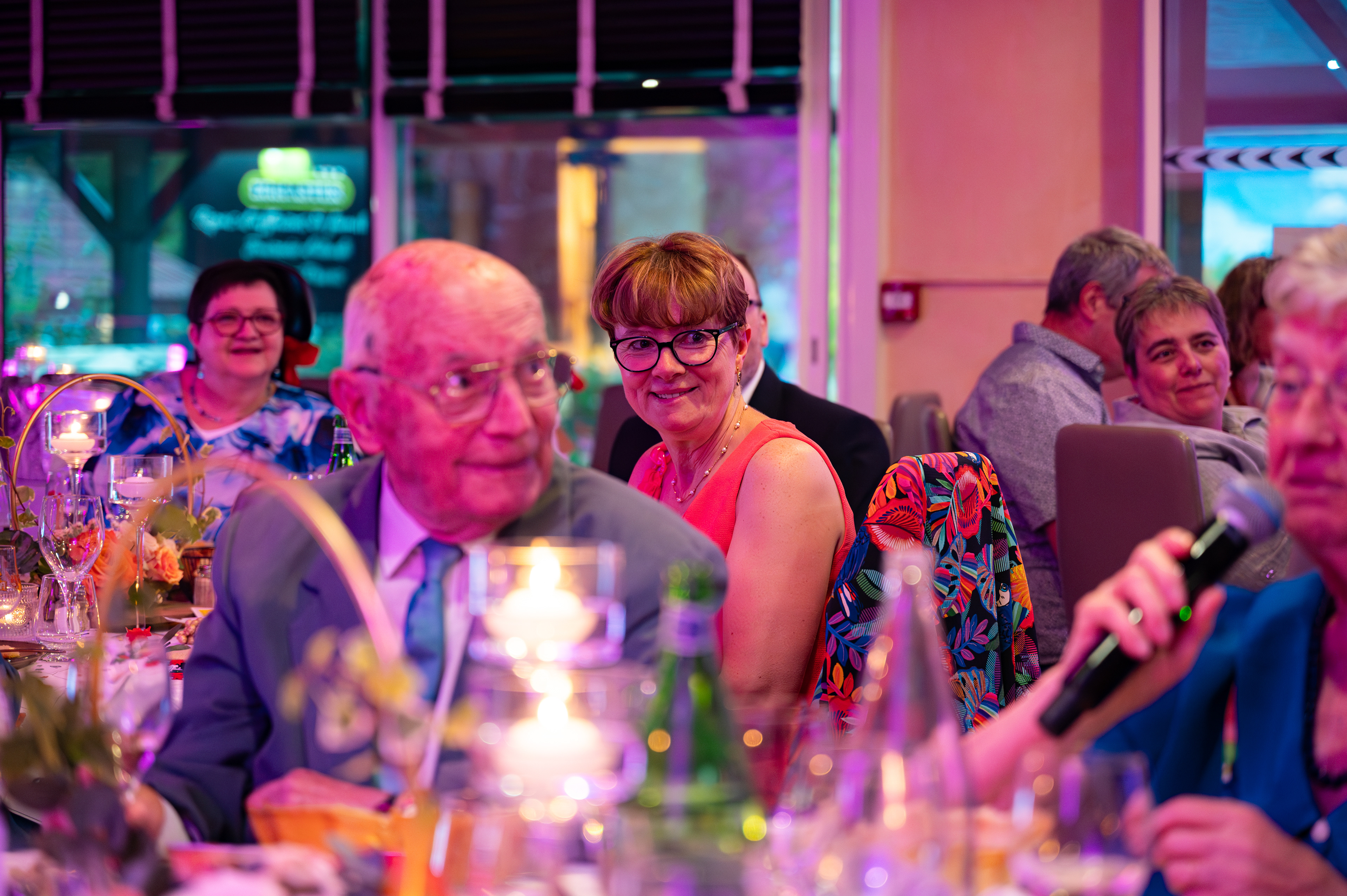 Le regard bienveillant de la maman de la mariée pendant le discours de la mamie