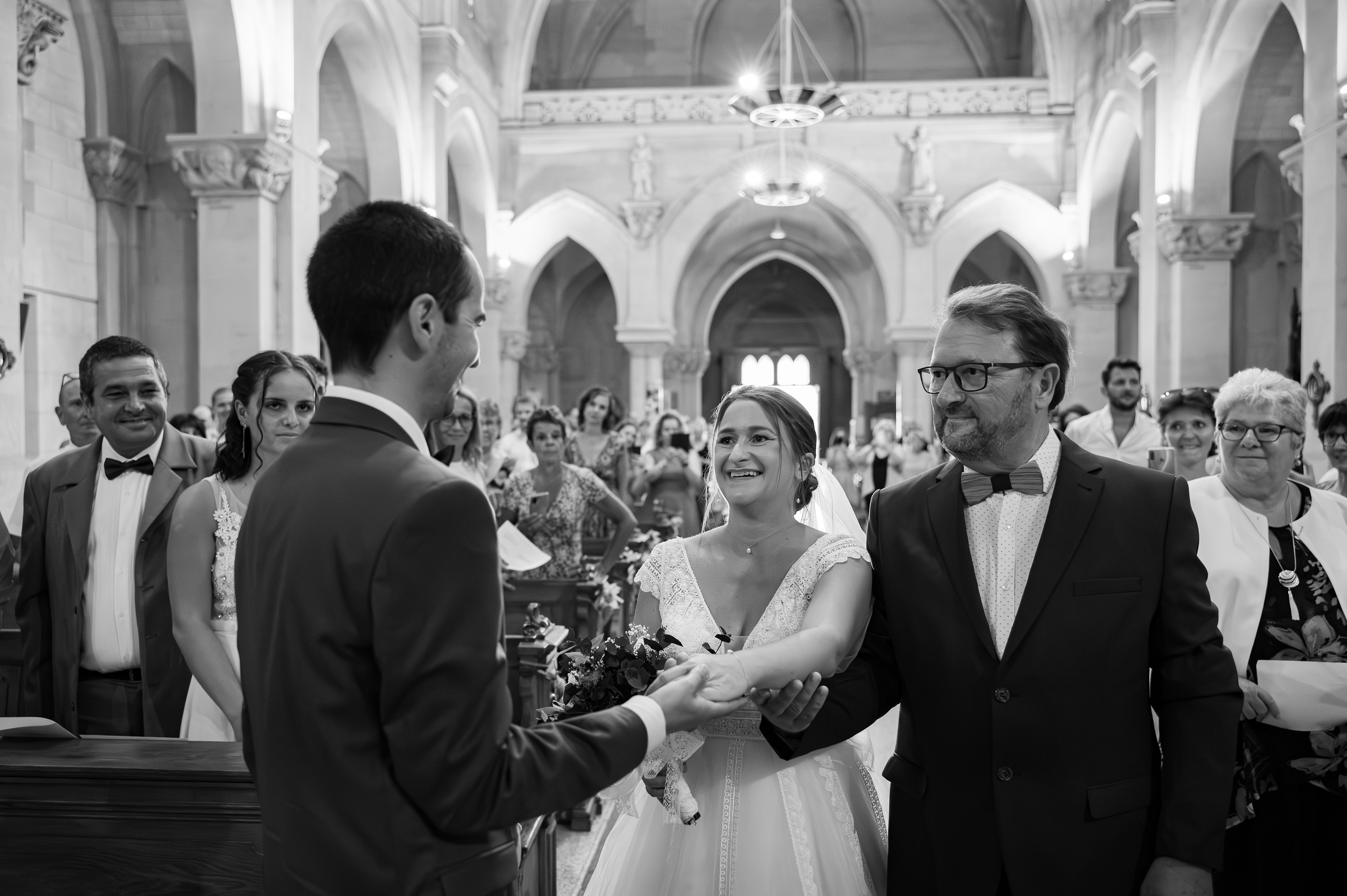 Le père de la mariée cède la main de sa fille devant l'autel