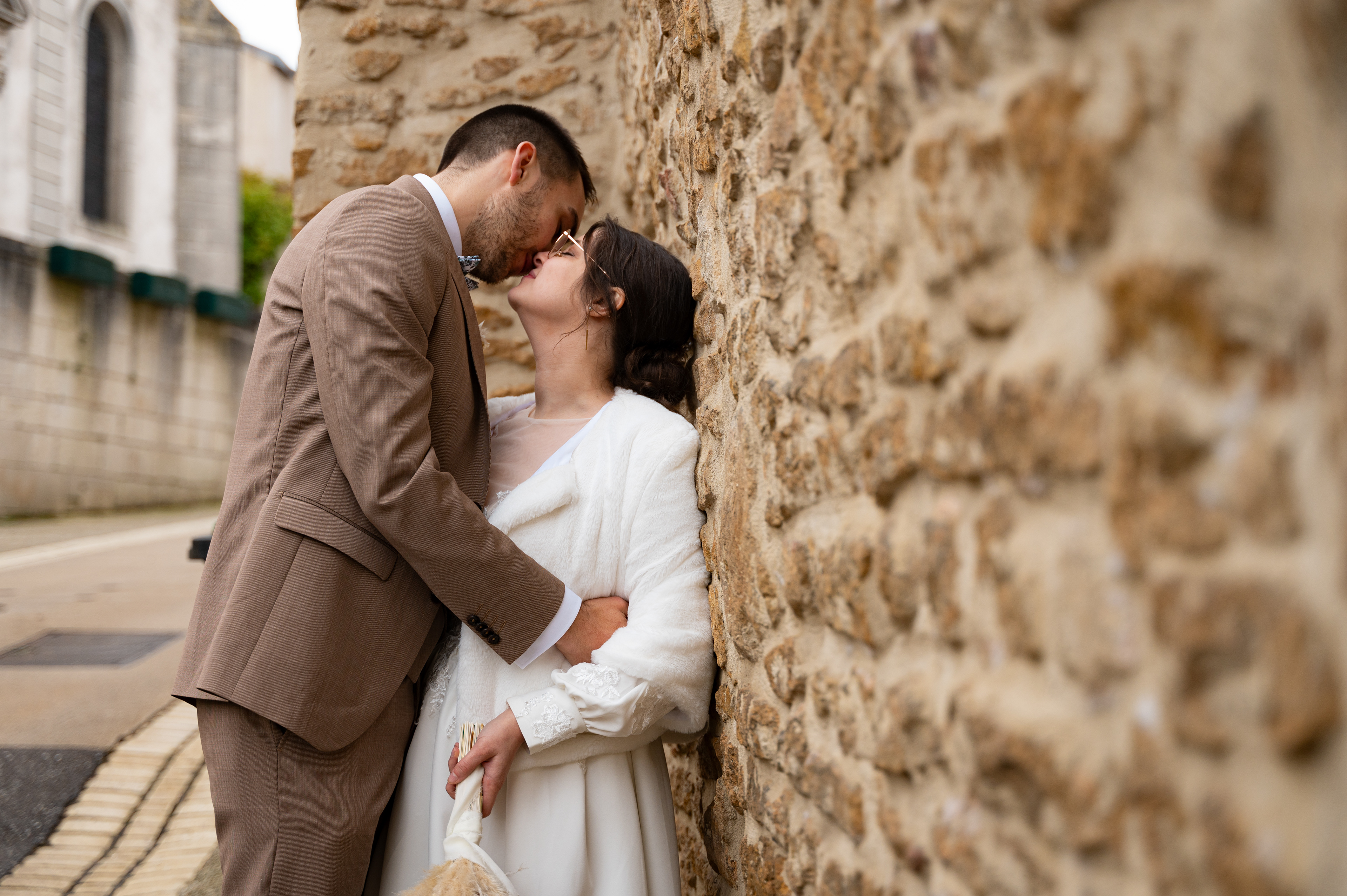 Un moment intime des mariés pour une photo pleine d'émotion