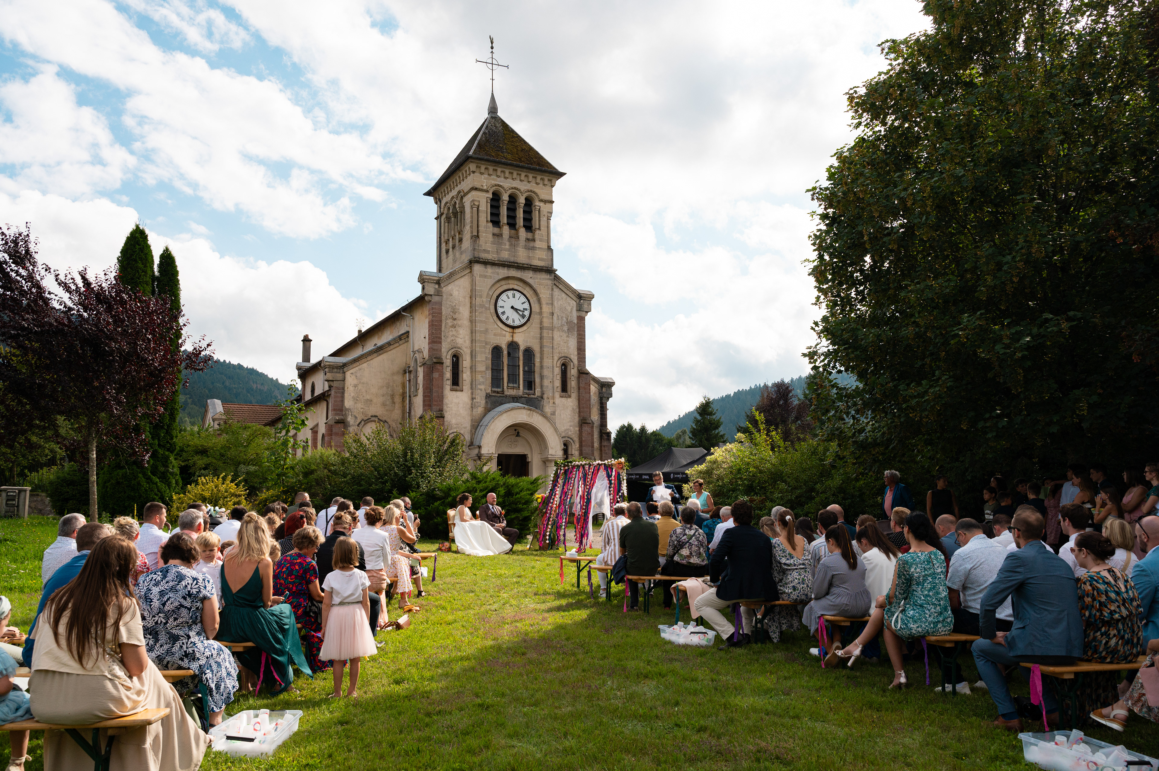 Une belle cérémonie laïque en extérieur à la chapelle de Travexin