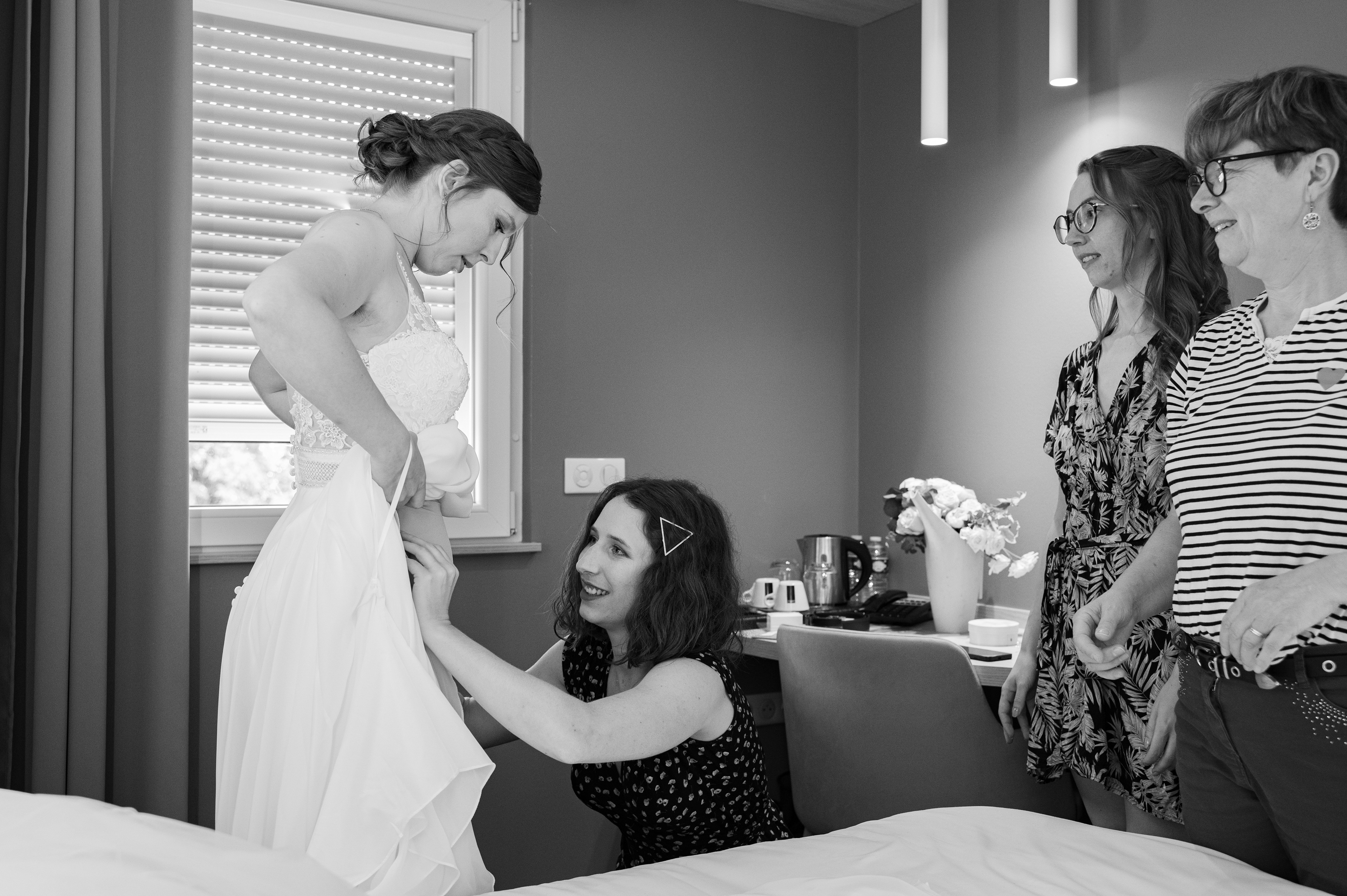 On ajuste les doublures de la robe de la mariée